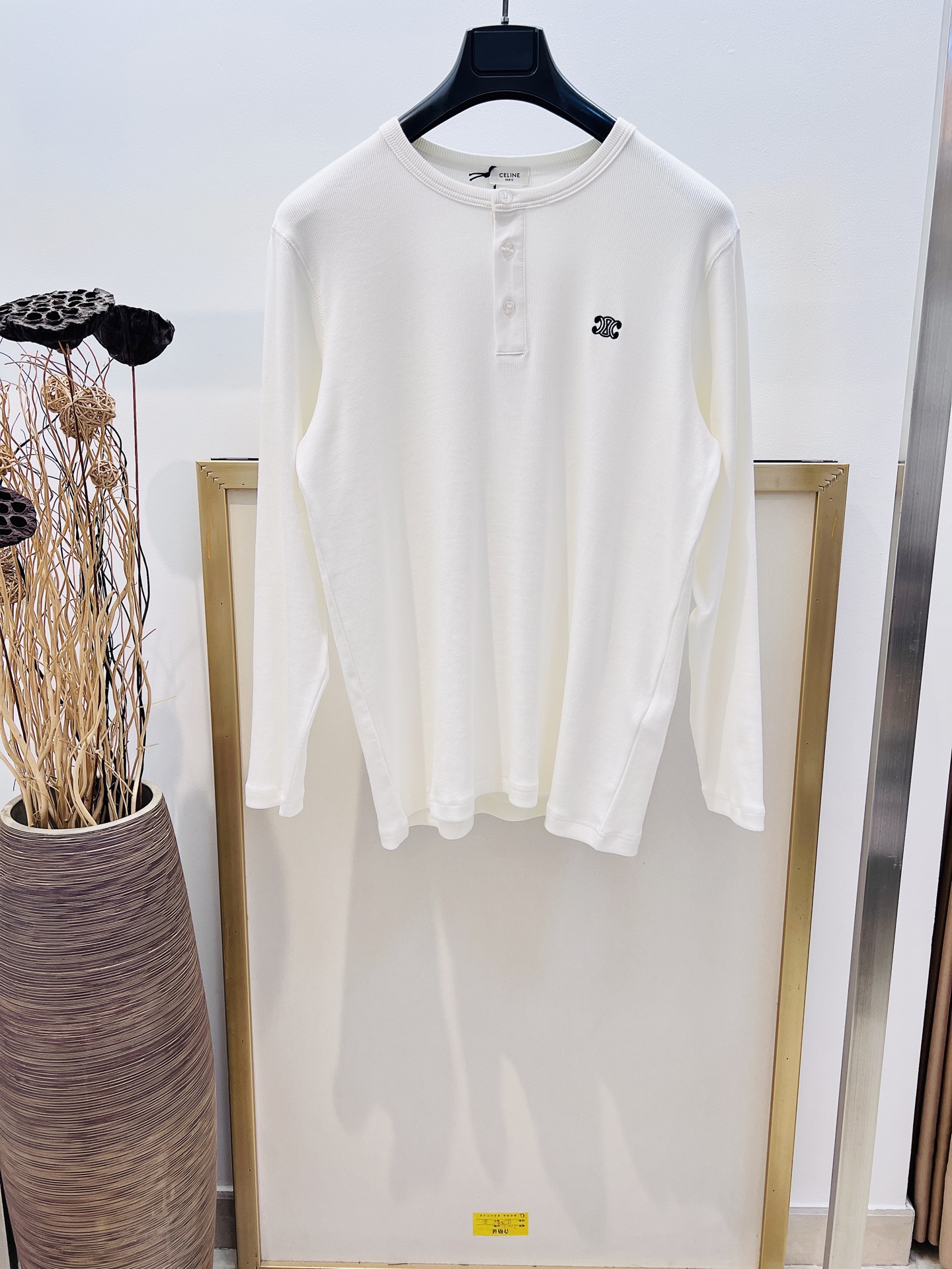 NO:722555,Sizes/m/l/xl Black and white, same style for men and women Cel*ne/race* 2025FW early autumn series TRIOMPHE embroidered long-staple cotton ribbed button long-sleeved T-shirt Slim-fitting round neck collar decorated with ribbed trim 3 mother-of-pearl buttons Washing method Dry clean or wrap inside a laundry bag Wash separately and iron on the back at medium temperature!  Do not soak/wash in warm water!  ,Celine-clothing,celine,tees,t-shirt,19860909Sizes/m/l/xl 黑白两色 男女同款 Cel*ne/赛* 2025FW早秋系列TRIOMPHE刺绣长绒棉质罗纹纽扣长袖T恤 修身版型圆领衣领饰有罗纹饰边3枚珍珠母贝纽扣 洗涤方式干洗或反面包裹洗衣袋单独洗涤后反面中温熨烫！不得浸泡/温热水洗涤！,赛琳-服装,celine,tees，t-shirt,,Women's clothing