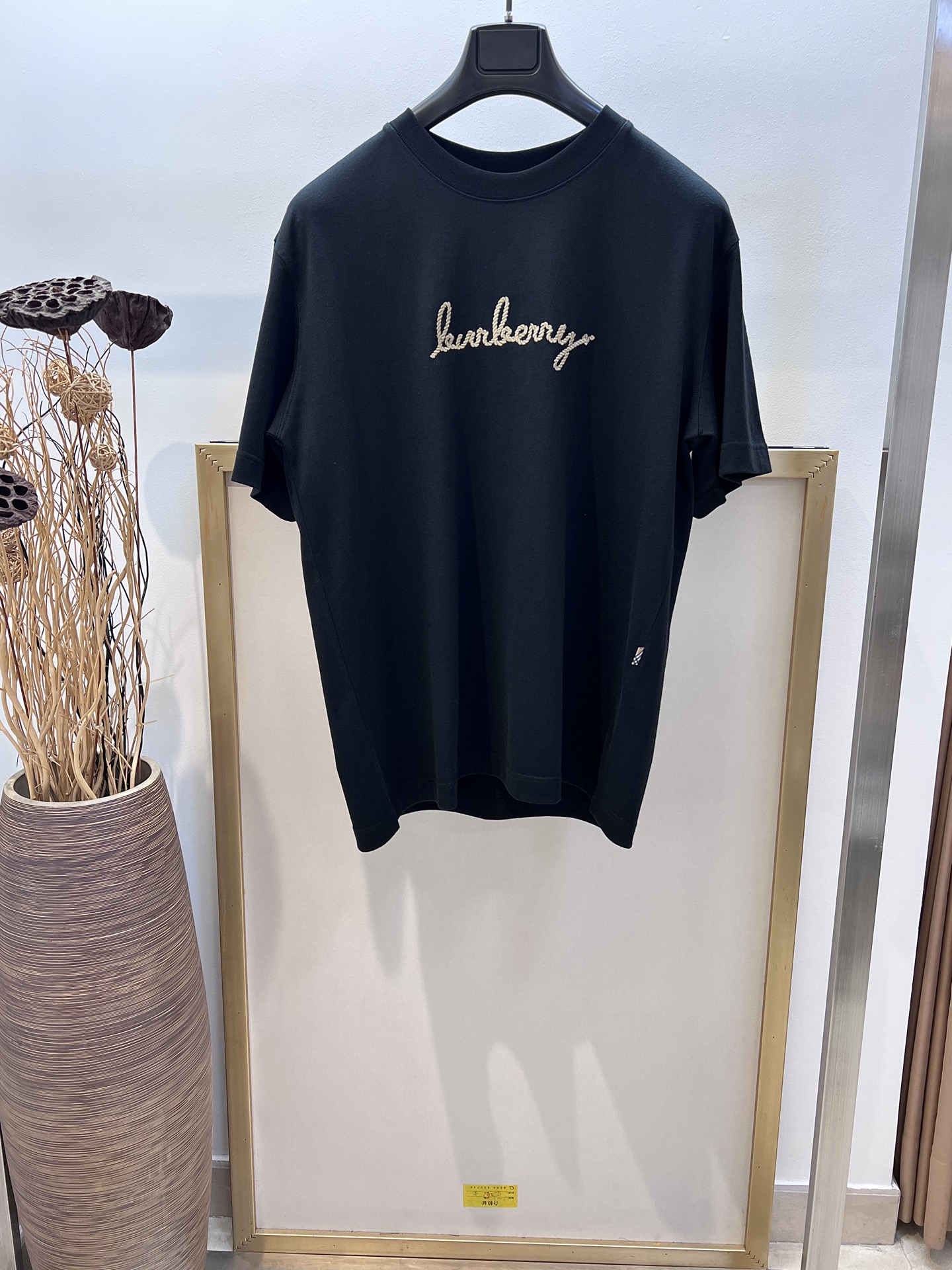 NO:863397,Clearance sale. No returns or exchanges. No free shipping. Sizes/m/l/xl. Black/white. Same style for men and women. BBR/Burbe*ry Equestrian Knight logo cotton T-shirt. Made of long-staple cotton plain cotton fabric, showing a casual fit. The design is inspired by traditional Chinese handicrafts, and the brand logo and heart-shaped pattern are outlined with knots. The back is embellished with the Equestrian Knight logo (EKD) and integrated into the Burbe*ry plaid. This boutique comes from  Burbe*ry Chinese Valentine's Day Limited Capsule Series. For washing, it is recommended to wrap it in a laundry bag and quickly machine wash it in cold water or dry clean it!  Avoid soaking in warm water/rubbing with hands, special price, no return, no exchange, no free shipping, burberry,19860909清仓特价.不退不换 不包邮 Sizes/m/l/xl 黑/白两色 男女同款 BBR/博*利 马术骑士徽标棉质 T 恤衫 选用长绒棉质平纹棉面料制成,呈现休闲版型.设计灵感源自中国传统手工艺,以绳结环绕勾勒出品牌徽标和心形图案.背面点缀马术骑士徽标（EKD）,融入 Burbe*ry 格纹.此件精品来自 Burbe*ry 七夕限定胶囊系列. 洗涤方式建议反面包裹洗衣袋冷水快速机洗或干洗！忌温热水浸泡/手搓,特价 不退不换不包邮,burberry,,Women's clothing
