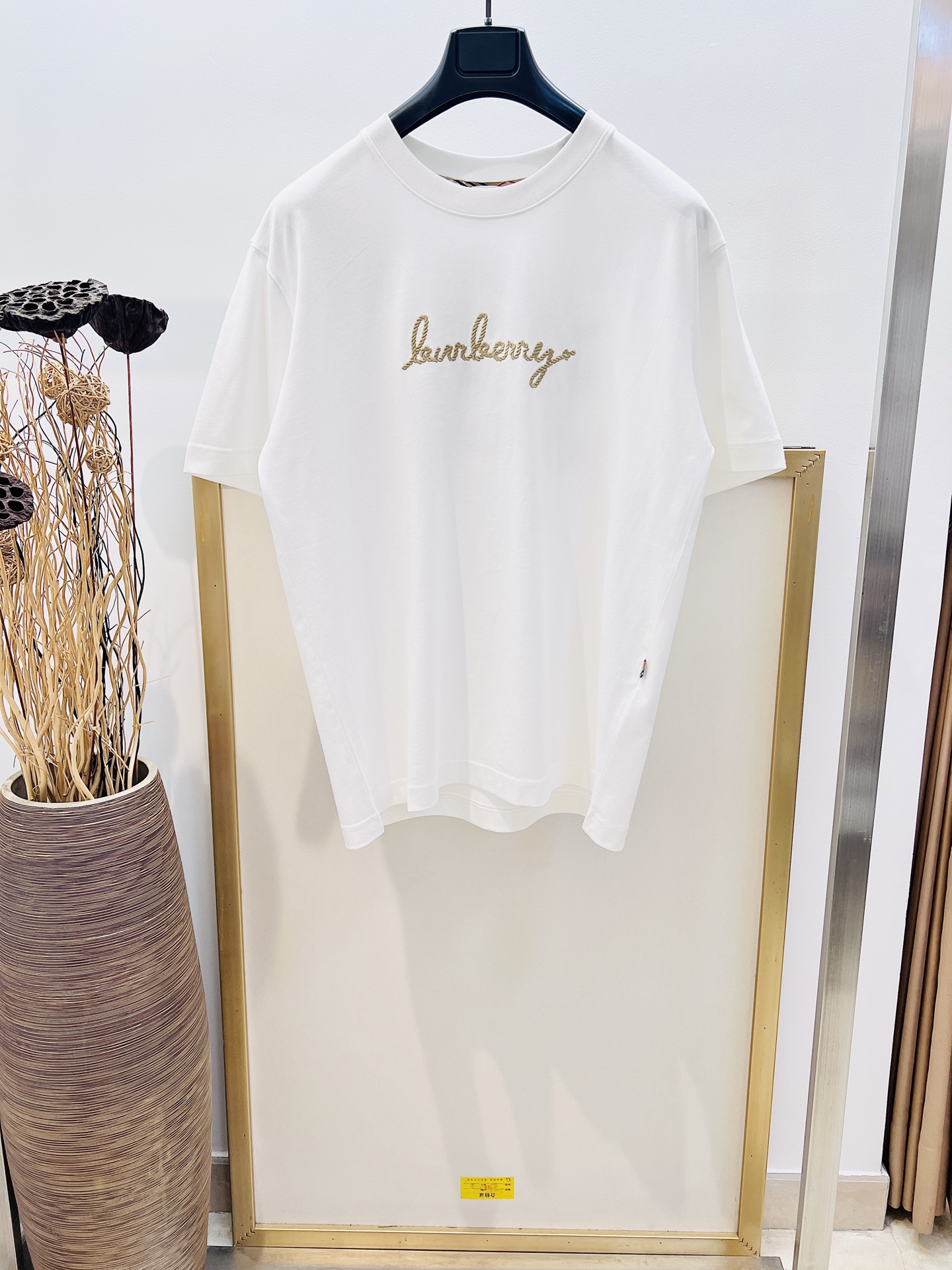 NO:863409,Clearance sale. No returns or exchanges. No free shipping. Sizes/m/l/xl. Black/white. Same style for men and women. BBR/Burbe*ry Equestrian Knight logo cotton T-shirt. Made of long-staple cotton plain cotton fabric, showing a casual fit. The design is inspired by traditional Chinese handicrafts, and the brand logo and heart-shaped pattern are outlined with knots. The back is embellished with the Equestrian Knight logo (EKD) and integrated into the Burbe*ry plaid. This boutique comes from  Burber*y Chinese Valentine's Day Limited Capsule Series. For washing, it is recommended to wrap it inside a laundry bag and quickly machine wash it in cold water or dry clean it!  Avoid soaking in warm water/rubbing with hands, special price, no return, no exchange, no free shipping, burberry,19860909清仓特价.不退不换 不包邮 Sizes/m/l/xl 黑/白两色 男女同款 BBR/博*利 马术骑士徽标棉质 T 恤衫 选用长绒棉质平纹棉面料制成,呈现休闲版型.设计灵感源自中国传统手工艺,以绳结环绕勾勒出品牌徽标和心形图案.背面点缀马术骑士徽标（EKD）,融入 Burbe*ry 格纹.此件精品来自 Burber*y 七夕限定胶囊系列. 洗涤方式建议反面包裹洗衣袋冷水快速机洗或干洗！忌温热水浸泡/手搓,特价 不退不换不包邮,burberry,,Women's clothing