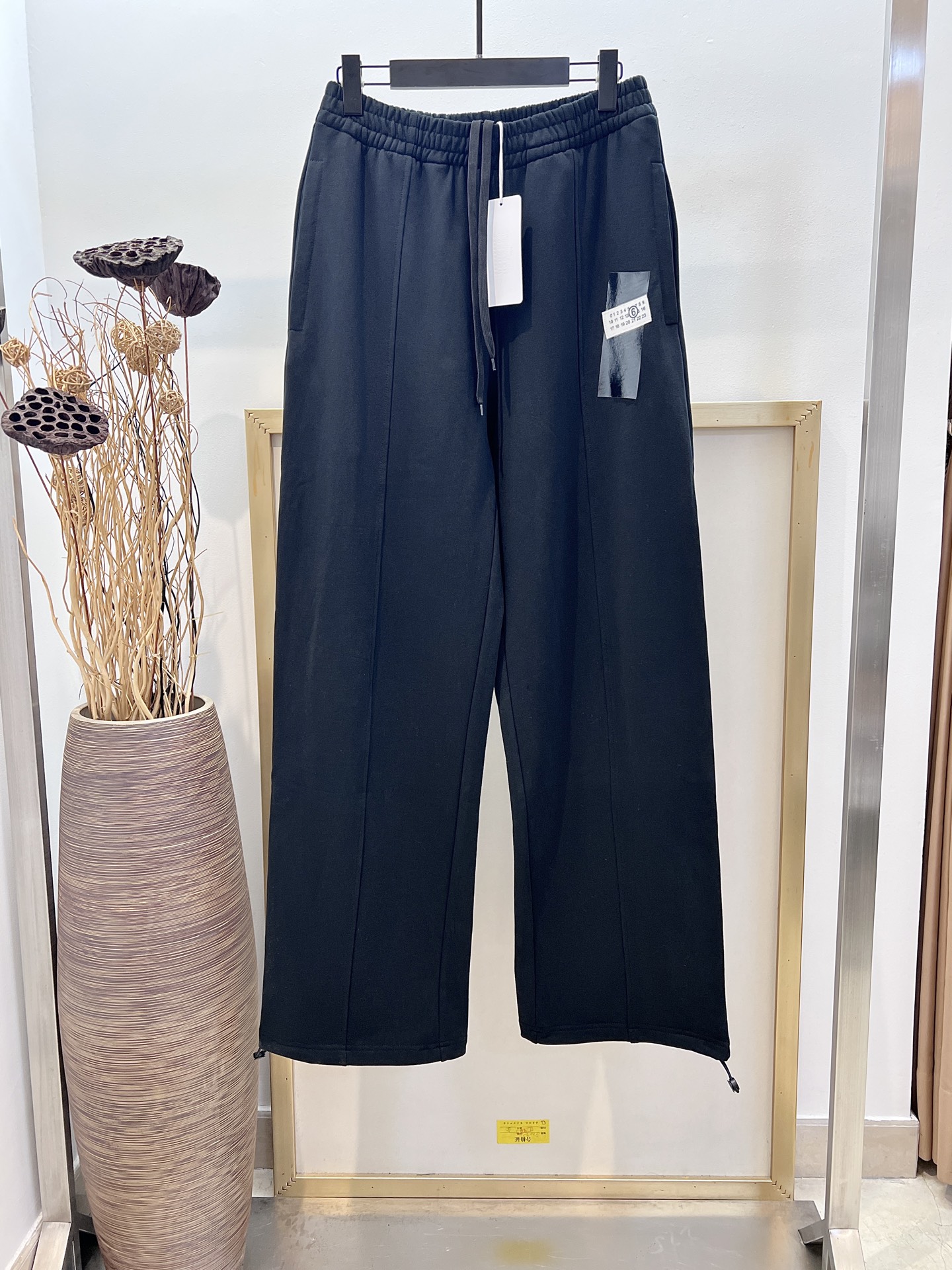 NO:720360,Sizes/m/l/xl Unisex Mai*on Marg*ela/MM6马*拉 2025FW black bandage label paper pure cotton jogging sweatpants/upper body is very comfortable, especially suitable for people like me who like to wear comfortably # versatile style #马*拉# looming like being in the backstage of a big show~ In terms of digital art, MM6 is definitely at the top. Simple digital art has always been at the top of the European trend. Washing methods are dry cleaning or fast machine wash in cold water and dry naturally!  Avoid soaking in warm water, men's and women's clothing, masion margiela,19860909Sizes/m/l/xl 男女同款 Mai*on Marg*ela/MM6马*拉2025FW黑绷带标签纸纯棉慢跑运动裤/上身很舒适 特别适合我这种喜欢舒适穿着 #百搭款 #马*拉＃若隐若现仿佛置身大秀后场~论数字艺术MM6绝对玩到顶尖 简约数字艺术始终走在欧洲潮流顶端 洗涤方式干洗或反面冷水快速机洗自然晾干！忌温热水浸泡,男装女装,masion margiela,,Women's clothing