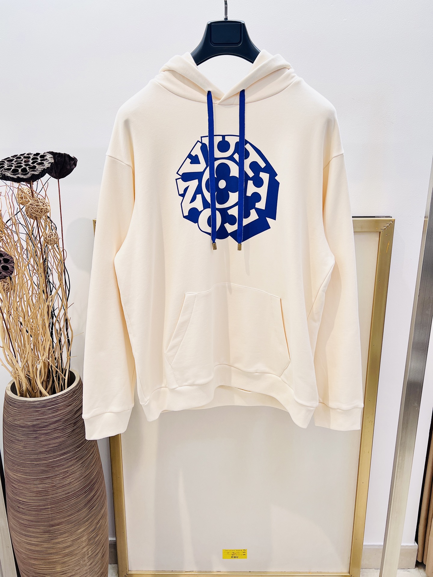 NO:720386,New Year benefits are non-refundable and non-exchangeable. No free shipping. Size 46/48/50/52. Same style for men and women. 1V Road* Home This hooded long-sleeved sweatshirt is made of plain cotton knitting to make it a light summer choice. The bright Vuitton Flower pattern can inject brand flavor into various looks. The hood drawstring with old metal ends cleverly echoes the printed color. When it comes to hardware accessories, it is recommended to dry clean or wrap the laundry bag on the back for quick machine washing in cold water!  , special price, no return, no exchange, no free shipping, hoodie, sweatshirts, hats,19860909新春福利不退不换 不包邮 Size46/48/50/52码 男女同款 1V 路*家 本款连帽长袖卫衣以素净棉质针织成就夏日轻盈之选,再借明快 Vuitton Flower 图案可为各式造型注入品牌气息.配有做旧金属端头的兜帽抽绳巧妙呼应印花色调. 涉及五金配件建议干洗或反面包裹洗衣袋冷水快速机洗！,特价 不退不换不包邮,hoodie,sweatshirts,hats,,Women's clothing