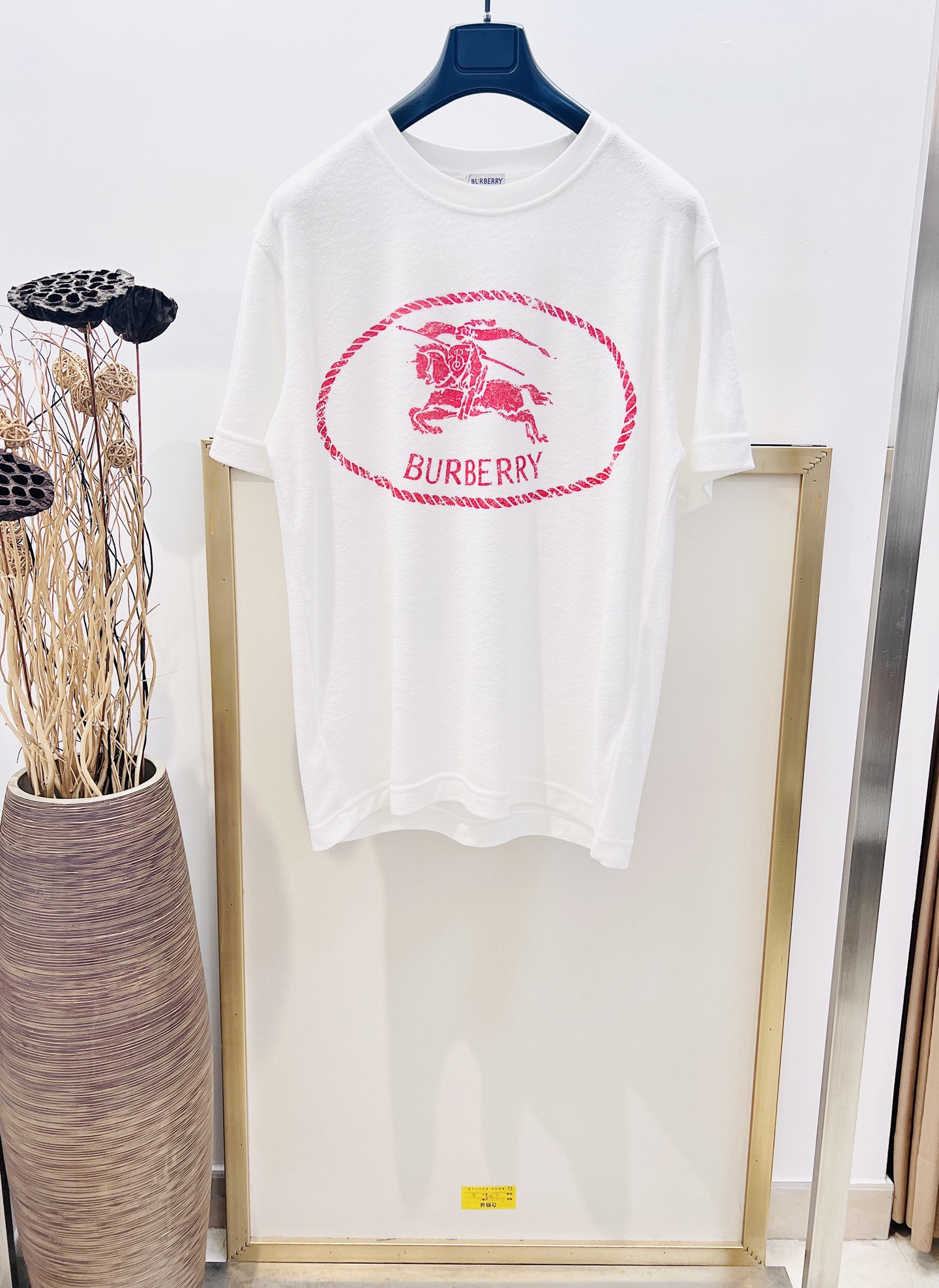 NO:863385,Clearance sale. No returns or exchanges. No free shipping. Sizes/m/l/xl. Same style for men and women. bbr/博*利 Equestrian knight logo blended terry cotton T-shirt. Made of cotton blended terry cloth, it presents a casual fit. It is embellished with a retro knight seal print, derived from the archive pattern of the brand bag in the 1980s. For washing, it is recommended to wrap it inside a laundry bag in cold water for quick machine washing or dry cleaning!  Avoid soaking in warm water/rubbing with hands, special price, no return, no exchange, no free shipping,19860909清仓特价.不退不换 不包邮 Sizes/m/l/xl 男女同款 bbr/博*利 马术骑士徽标混纺毛巾棉T 恤衫 选用棉质混纺毛巾布打造,呈现休闲版型.点缀复古感骑士印章印花,源自 1980 年代品牌包款的典藏图案. 洗涤方式建议反面包裹洗衣袋冷水快速机洗或干洗！忌温热水浸泡/手搓,特价 不退不换不包邮,,Women's clothing