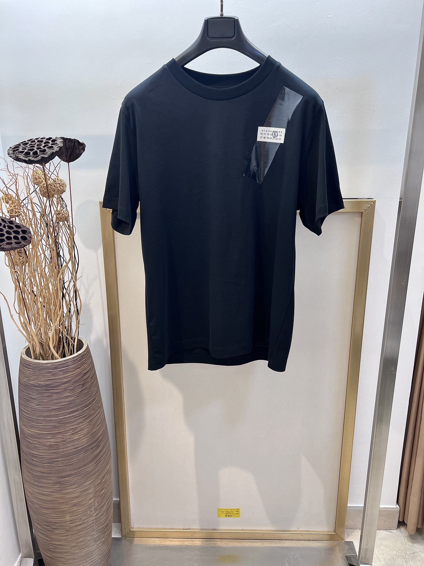 NO:777453,Sizes/m/l/xl Unisex Mai*on Marg*ela/MM6马*拉 2025FW black bandage label paper cotton half-sleeved T-shirt/upper body is very comfortable, especially suitable for people like me who like to wear comfortably # versatile style #马*拉# looming as if I am in the backstage of a big show~ In terms of digital art, MM6 is definitely at the top. Simple digital art has always been at the top of the European trend. Washing method: Dry clean or fast machine wash in cold water on the reverse side and dry naturally!  Avoid soaking in warm water, men’s and women’s clothing, masion margiela, tees, t-shirts,19860909Sizes/m/l/xl 男女同款 Mai*on Marg*ela/MM6马*拉2025FW黑绷带标签纸棉质半袖T恤/上身很舒适 特别适合我这种喜欢舒适穿着 #百搭款 #马*拉＃若隐若现仿佛置身大秀后场~论数字艺术MM6绝对玩到顶尖 简约数字艺术始终走在欧洲潮流顶端 洗涤方式干洗或反面冷水快速机洗自然晾干！忌温热水浸泡,男装女装,masion margiela,tees，t-shirt,,Women's clothing