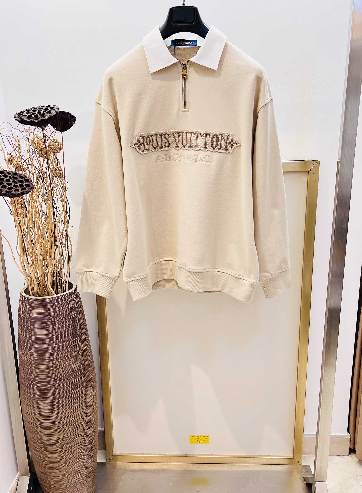 NO:720384,New Year benefits, non-returnable, non-exchangeable, no free shipping, Size 52, same style for men and women, 1V Louis Vuitton knitted cotton lapel zipper patch embroidered long-sleeved sweatshirt. This sweatshirt is cotton dip-dyed in elegant colors, with a knitted shirt collar and a modern half-zip neckline for a casual cruise look. The Louis Vuitton patch on the chest creates a rich texture, and the brand logo embroidery highlights the back waist. It is recommended to dry clean or wrap it inside a laundry bag for quick machine washing in cold water!  ,Special offer, no return, no exchange, no free shipping, louis vuitton, shirts,19860909新春福利不退不换不包邮 Size52码 男女同款 1V 路易家 针织纯棉翻领拉链式贴饰刺绣长袖运动衫 本款运动衫为棉布浸染优雅色调,搭配针织衬衫领和摩登半拉链领口,闲适航游造型.胸前路易威登贴饰营造丰盈肌理,品牌标识刺绣点亮后腰. 建议干洗或反面包裹洗衣袋冷水快速机洗！,特价 不退不换不包邮,louis vuitton,shirts,,Women's clothing