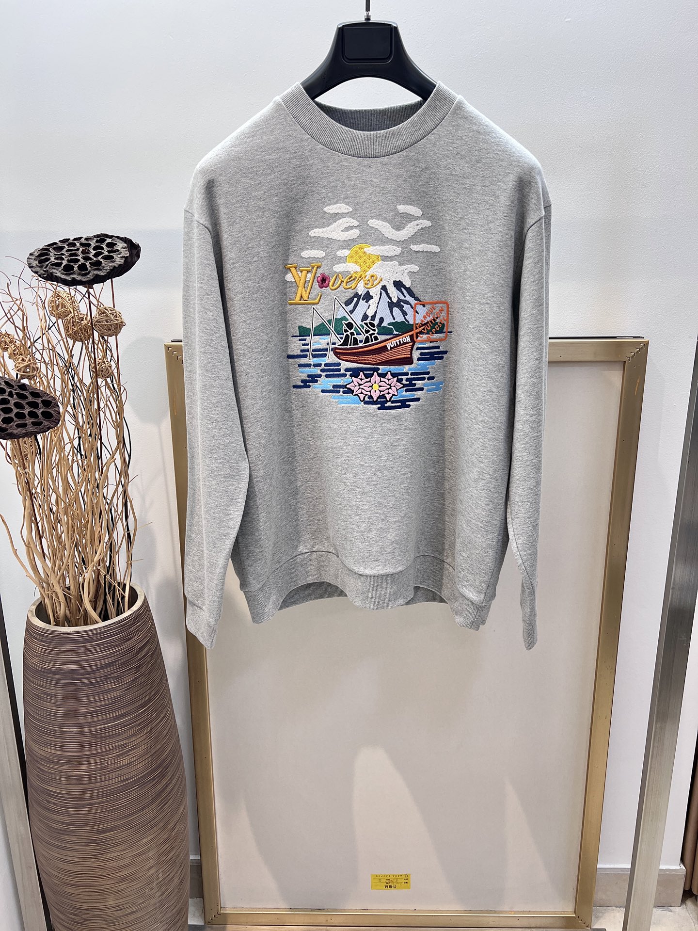 NO:722550,Size 46/48/50/52 Unisex 1V Louis Vuitton This cotton sports sweatshirt refers to the graphic elements of the 2025 autumn and winter show, with bright embroidery depicting Pharrell Williams and Nigo leisurely fishing in the pastoral scenery, witnessing the tacit cooperation and deep friendship of the two designers. The Marque 1.Vuitton Déposée leather label at the rear completes the elegant design.  It is recommended to dry clean or wrap the laundry bag inside out for quick machine washing in cold water!  ,Louis Vuitton-clothing,louis vuitton,hoodie,sweatshirts,19860909Size46/48/50/52码 男女同款 1V 路易家 本款棉质运动卫衣援引 2025 秋冬秀场的图纹元素,以明丽刺绣描绘 Pharrell Williams 与 Nigo 于田园风光中悠然垂钓的画面,见证两位设计师的默契合作与深厚友谊.后部的 Marque 1.Vuitton Déposée 皮革标签完善闲雅设计. 建议干洗或反面包裹洗衣袋冷水快速机洗！,路易威登-服装,louis vuitton,hoodie,sweatshirts,,Women's clothing