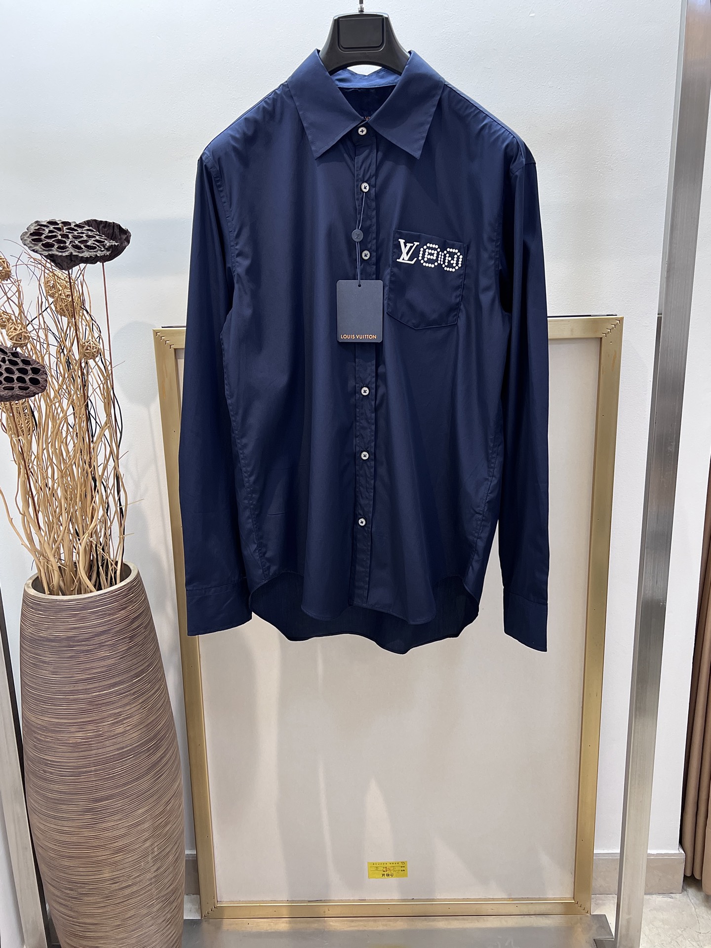 NO:722460,Size 46/48/50/52 Unisex 1V Louis Home This long-sleeved shirt is made of cotton poplin, paying tribute to the long-term friendship of Pharrell Williams and Nigo and the 2025 autumn and winter fashion show jointly created by the two. The left pocket is embellished with 1V PN logo printing, and the chic portrait of the two designers is carefully depicted on the back. Standard fit cotton  Classic collar with pearlescent buttons at front and cuffs Chest pocket with logo print on chest pocket Logo print on back Recommended for dry cleaning or wrap inside out in a laundry bag Express machine wash cold on medium heat Iron on the reverse side!  ,Louis Vuitton-clothing,louis vuitton,shirts,19860909Size46/48/50/52码 男女同款 1V 路易家 本款长袖衬衫取材棉质府绸,致意 Pharrell Williams 和 Nigo 的长久友谊以及两者联袂打造的 2025 秋冬时装秀.左侧口袋点缀 1V PN 标识印花,背部悉心描绘两位设计师的别致肖像.标准版型 棉质 经典衣领前襟和袖口配有珠光纽扣胸袋胸袋饰有标识印花后部饰有标识印花 建议干洗或反面包裹洗衣袋冷水快速机洗中温反面熨烫！,路易威登-服装,louis vuitton,shirts,,Women's clothing