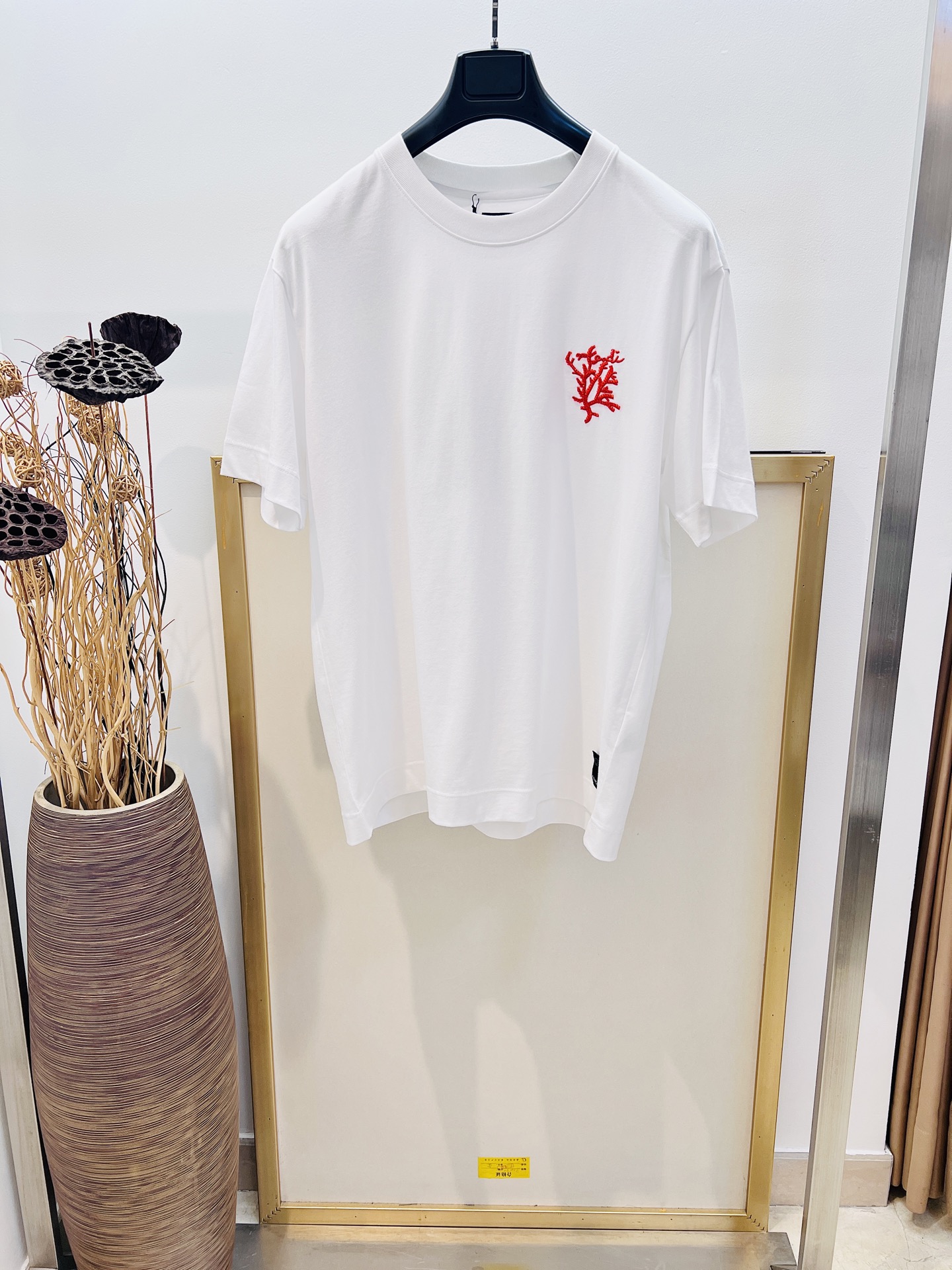 NO:777404,Sizes/m/l/xl Black/White/2 Colors Unisex Fe*di / Fen* red coral beaded embroidery short-sleeved round neck T-shirt. Pure cotton fabric. Decorated with red beaded embroidered coral details on the chest. The back is decorated with the brand's exclusive turtle back design. Washing methods involving hardware jewelry fabrics are only dry-cleaned or wrapped in a laundry bag. Quick machine wash in cold water on the reverse side, let dry and then iron at medium temperature!  Avoid vigorously wringing and machine washing from the front!  ,Fendi-clothing,fendi,T-shirt,tees,t-shirt,19860909Sizes/m/l/xl黑/白/2色 男女同款 Fe*di /芬* 红珊瑚串珠刺绣短袖圆领T恤.纯棉面料.胸前饰红色串珠刺绣的珊瑚细节.后背饰有品牌专属龟背设计 洗涤方式涉及五金饰品面料仅限干洗或洗衣袋包裹反面冷水快速机洗晾干后中温熨烫！忌大力拧干及正面机洗！,芬迪-服装,fendi,T-shirt,tees，t-shirt,,Women's clothing