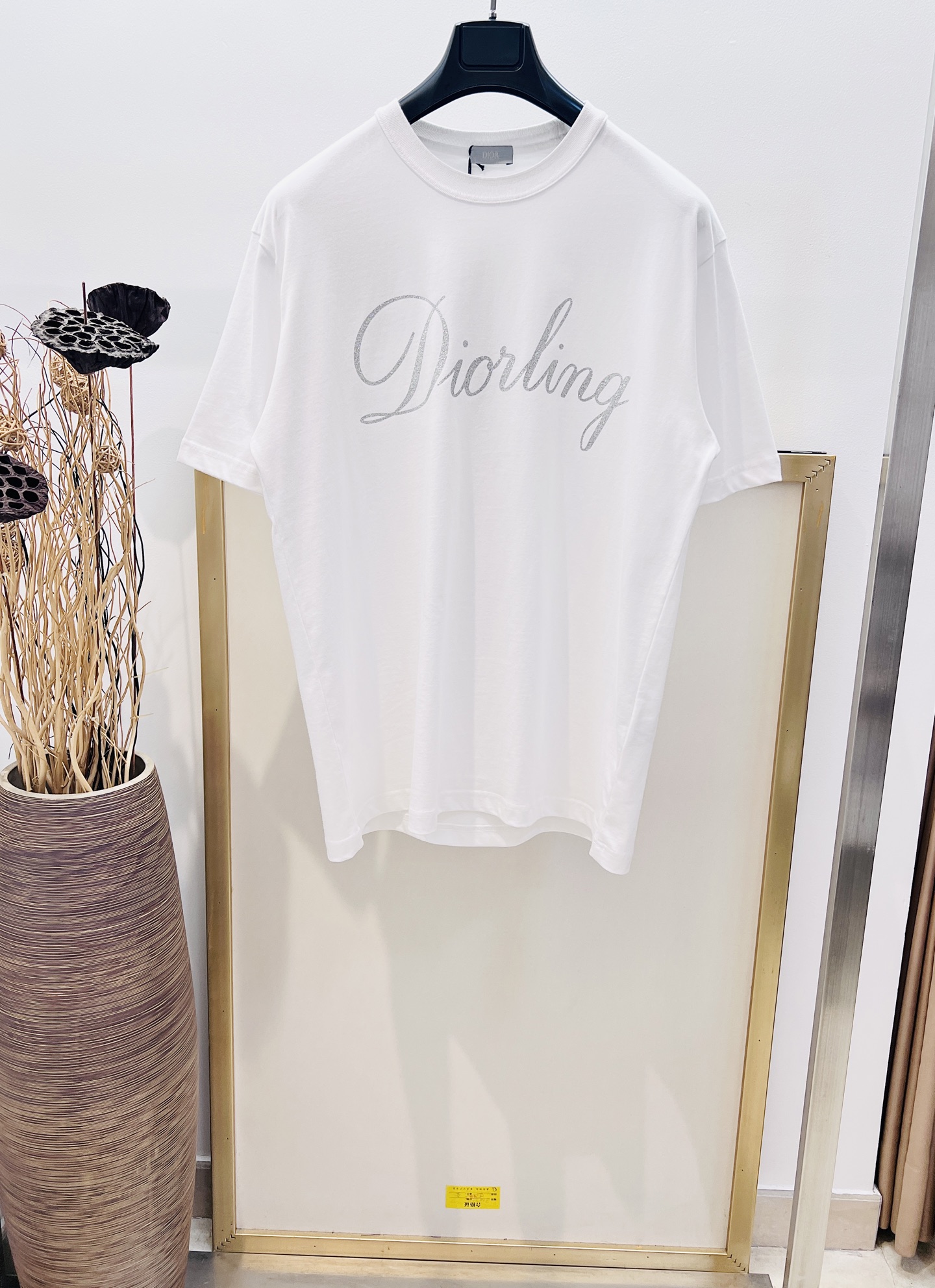 NO:744076,Sizes/m/l/xl Black/White/2 Colors Unisex Dio*/Di*2025FW Dio* Love T-shirt is a new product of the 2025 winter men's wear series. It is decorated with a Di* Love glitter print inspired by the Dio* archives, paying tribute to the Dio* heritage. Carefully crafted with white cotton jersey fabric. Washing method: Dry clean or wrap it inside a laundry bag for quick cold water machine wash!  ,Dior-clothing,dior,dior,19860909Sizes/m/l/xl 黑/白/2色 男女同款 Dio*/迪*2025FW 迪*之爱这款 T 恤是二零二五冬季男装系列新品,饰以灵感源自 Dio* 档案的迪*之爱闪光印花,向 Dio* 承传致敬.采用白色棉质平纹针织面料精心制作 洗涤方式干洗或反面包裹洗衣袋冷水快速机洗！,迪奥-服装,dior,dior,,Women's clothing