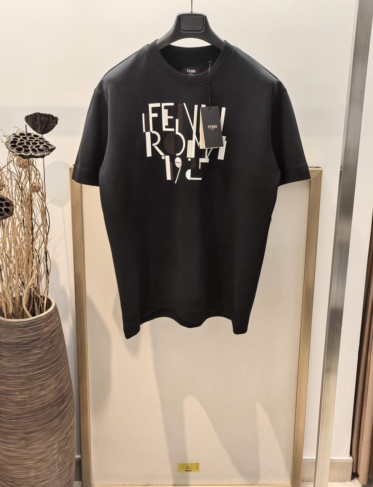 NO:777392,Sizes/m/l/xl black/white/2 colors, same style for men and women, FD/fen* 2015FW early autumn series FENDI Roma 1925 print and brown, gray and yellow embroidery details, inspired by the geometric aesthetics of the 19th generation and the pattern of the FENDI fashion show in the 19th century. The back is decorated with the brand's exclusive turtle back design. Washing methods involving embroidered jewelry fabrics are only dry-cleaned or wrapped in a laundry bag. Quick machine wash in cold water on the back, dry and iron at medium temperature!  Avoid vigorously wringing and machine washing from the front!  ,Fendi-clothing,fendi,fendi,19860909Sizes/m/l/xl黑/白/2色 男女同款  FD/芬* 2015FW早秋系列FENDI Roma 1925印花和棕色、灰色及黄色刺绣细节,灵感源自19代的几何美学与年FENDI时装秀的图案.后背饰有品牌专属龟背设计 洗涤方式涉及刺绣饰品面料仅限干洗或洗衣袋包裹反面冷水快速机洗晾干后中温熨烫！忌大力拧干及正面机洗！,芬迪-服装,fendi,fendi,,Women's clothing