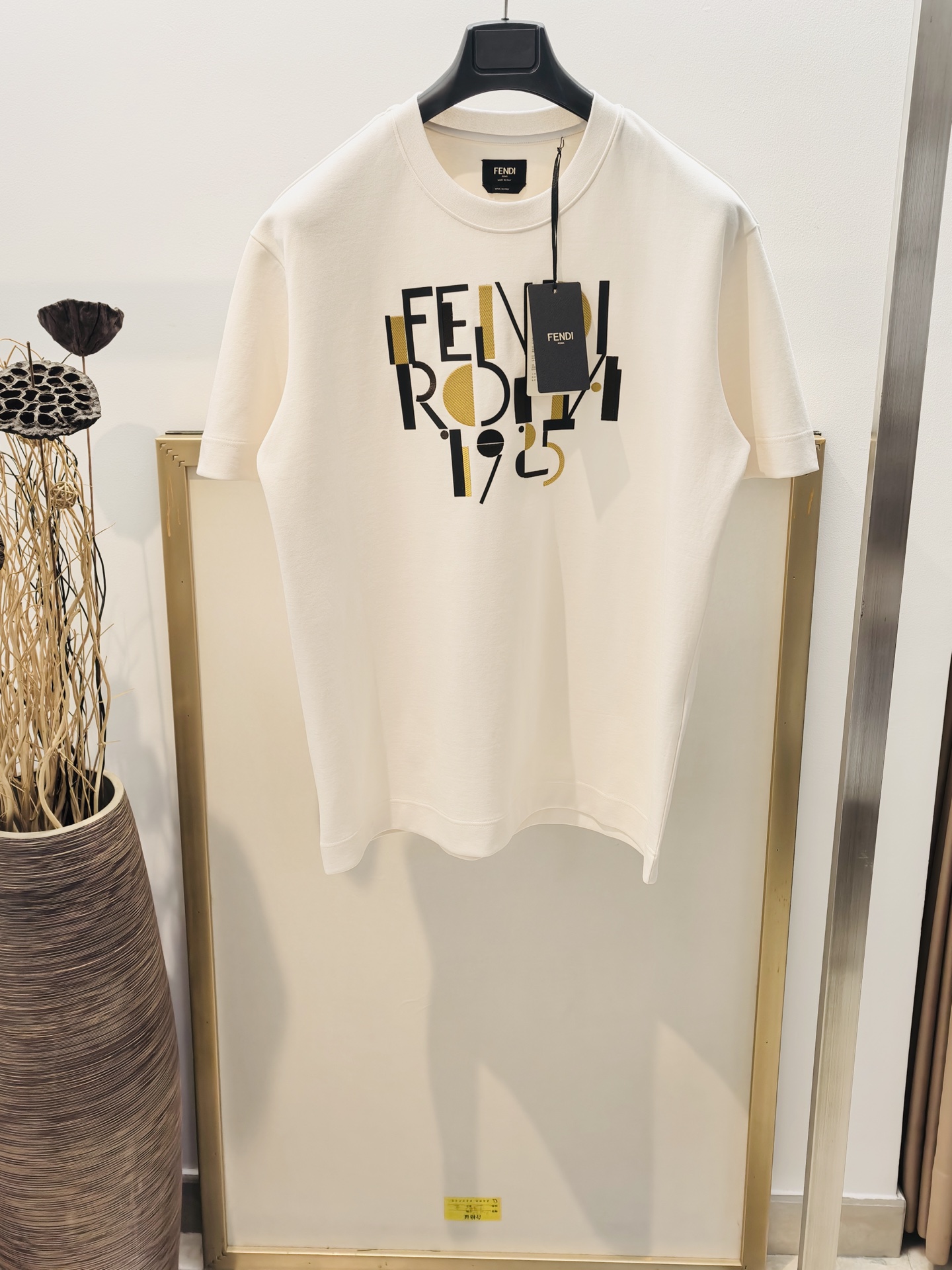 NO:777400,Sizes/m/l/xl black/white/2 colors, same style for men and women, FD/fen* 2015FW early autumn series FENDI Roma 1925 print and brown, gray and yellow embroidery details, inspired by the geometric aesthetics of the 19th generation and the pattern of the FENDI fashion show. The back is decorated with the brand's exclusive turtle back design. Washing methods involving embroidered jewelry fabrics are only dry clean or wrapped in a laundry bag. Quick machine wash in cold water on the back, dry at medium temperature and iron!  Avoid vigorously wringing and machine washing from the front!  ,Fendi-clothing,fendi,fendi,19860909Sizes/m/l/xl黑/白/2色 男女同款 FD /芬* 2015FW早秋系列FENDI Roma 1925印花和棕色、灰色及黄色刺绣细节,灵感源自19代的几何美学与年FENDI时装秀的图案.后背饰有品牌专属龟背设计 洗涤方式涉及刺绣饰品面料仅限干洗或洗衣袋包裹反面冷水快速机洗晾干后中温熨烫！忌大力拧干及正面机洗！,芬迪-服装,fendi,fendi,,Women's clothing