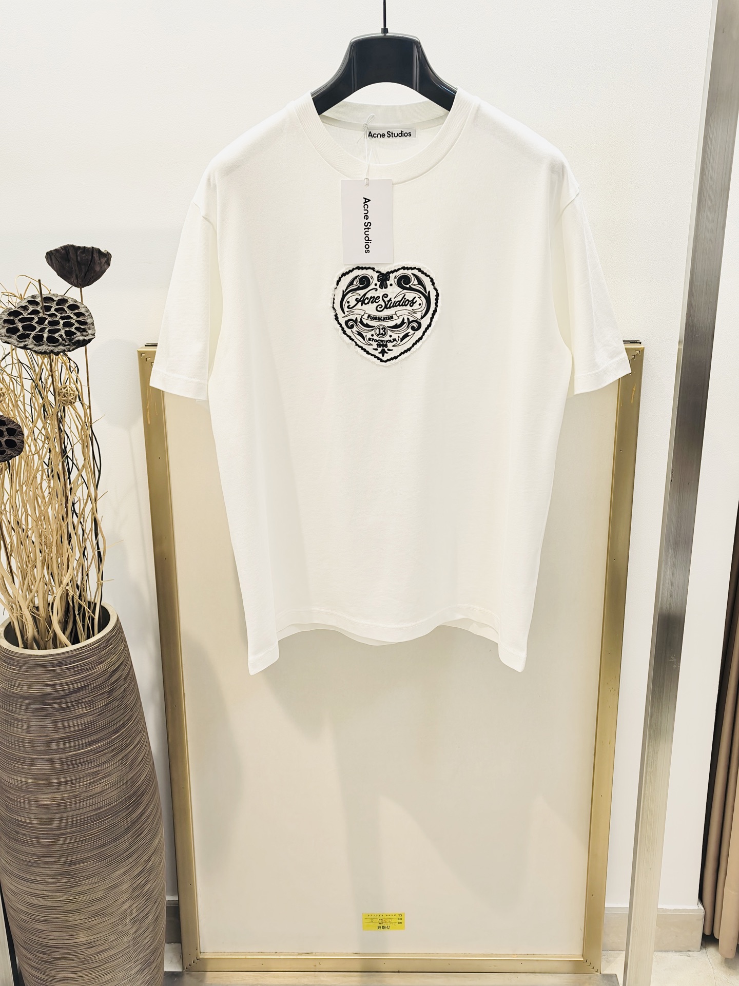 NO:777363,Sizes/m/l/xl White/washed gray 2 colors Unisex ACNE 2025FW This round-neck short-sleeved T-shirt is made of cotton jersey fabric, decorated with seasonal heart-shaped patterns, with fine surface texture and a retro effect. Unisex style, casual fit, hip-length. Made of cotton fabric, with garment-washed distressed design. Casual and versatile, the upper body is very comfortable, especially suitable for me who likes to wear comfortable clothes. I am absolutely top-notch in art.  Simple art is always at the top of European trends. Washing method: Dry clean or machine wash in cold water on reverse side and let dry naturally!  Avoid soaking in warm water, men's and women's clothing, accommodation studios, T-shirt,19860909Sizes/m/l/xl 白/洗水灰2色 男女同款 ACNE 2025FW 此款圆领短袖 T 恤选用棉质平纹针织面料制成,饰有当季心形图案,表面纹理细腻,呈复古效果.中性风格,休闲版型,衣长及臀.选用棉质面料制成,采用成衣洗水做旧设计.休闲百搭的一款 上身很舒适 特别适合我这种喜欢舒适穿着 论艺术绝对玩到顶尖 简约艺术始终走在欧洲潮流顶端 洗涤方式干洗或反面冷水快速机洗自然晾干！忌温热水浸泡,男装女装,acne studios,T-shirt,,Women's clothing