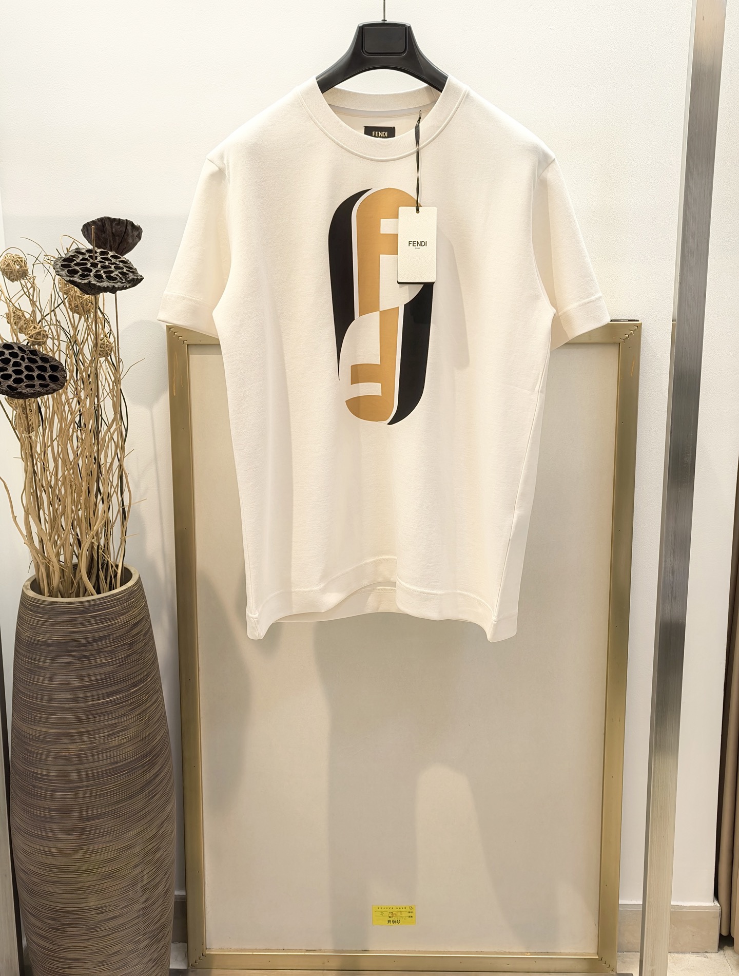 NO:777386,Sizes/m/l/xl Unisex Fe*di / Fen* 2015FW Early Autumn 100th Anniversary Edition short-sleeved round-neck T-shirt. Made of chalk white cotton. Decorated with black and yellow enlarged three-dimensional FENDI print on the front. Decorated with the brand's exclusive turtle back design on the back. Washing methods involving embroidered jewelry fabrics are only dry-cleaned or wrapped in a laundry bag. Quick machine wash in cold water on the reverse side, let dry and then iron at medium temperature!  Avoid vigorously wringing and machine washing from the front!  , Fendi-clothing,fendi,fendi,T-shirt,tees,t-shirt,19860909Sizes/m/l/xl 男女同款  Fe*di /芬* 2015FW早秋 100周年纪念版短袖圆领T恤.粉笔白纯棉材质.正面饰黑色和黄色放大版FENDI立体印花.后背饰有品牌专属龟背设计 洗涤方式涉及刺绣饰品面料仅限干洗或洗衣袋包裹反面冷水快速机洗晾干后中温熨烫！忌大力拧干及正面机洗！,芬迪-服装,fendi,fendi,T-shirt,tees，t-shirt,,Women's clothing