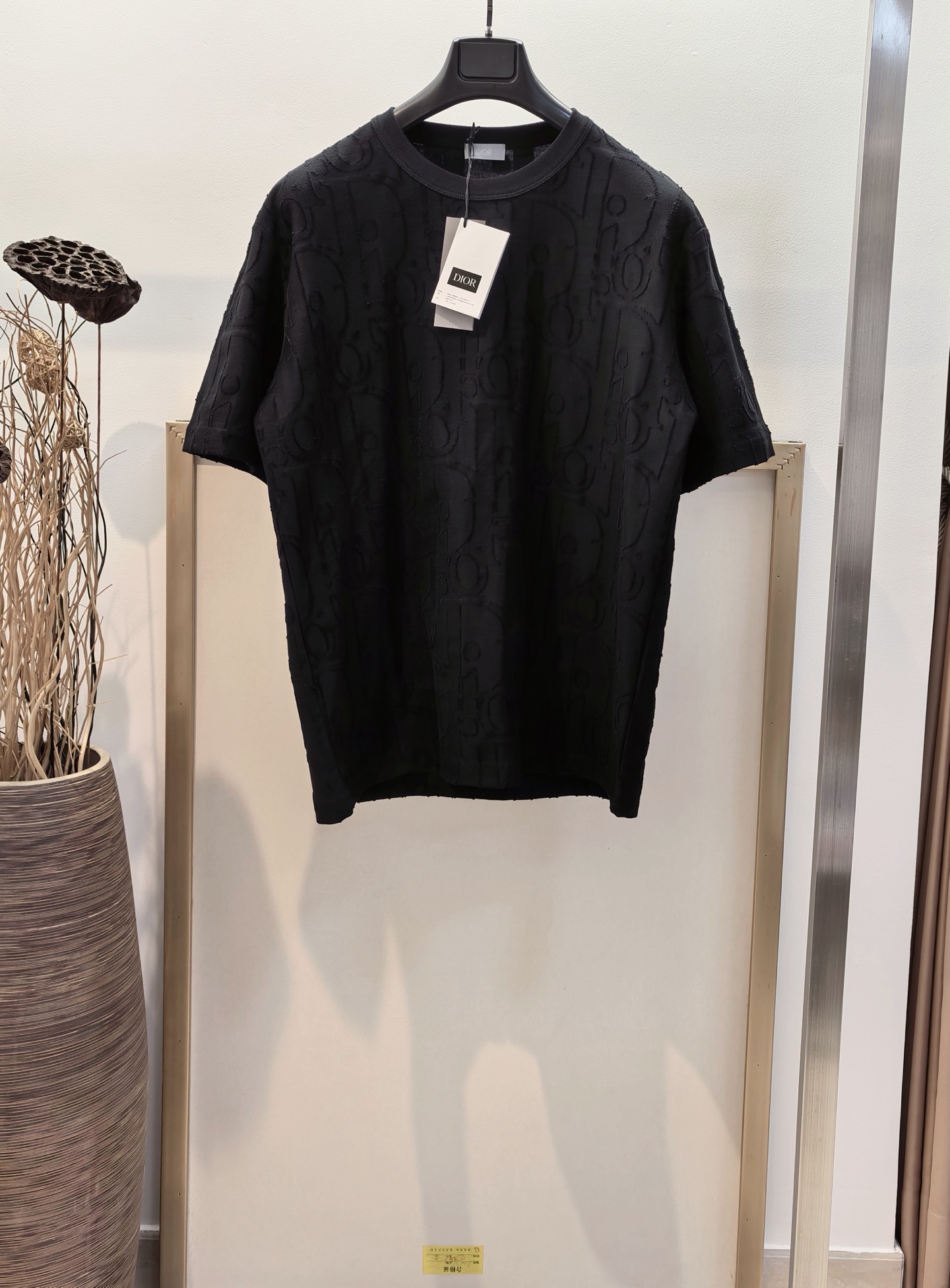 NO:744073,Sizes/m/l/xl Black/White/Dark Blue 3 colors Uniform for men and women Dio*/Di* 2025 early autumn series is decorated with classic Oblique thread-cut jacquard. It is carefully made of cotton jersey fabric, and the whole body is decorated with thread-cut jacquard technology. Oblique design. It can be matched with various jeans to add a casual style. Washing method Dry clean or wrap in a laundry bag on the back for quick cold water machine wash!  ,Dior-clothing,dior,dior,jeans,19860909Sizes/m/l/xl 黑/白/深邃蓝3色 男女同款 Dio*/迪*2025早秋系列饰以经典的 Oblique 剪线提花采用棉质平纹针织面料精心制作,通体饰以剪线提花工艺 Oblique 设计.可搭配各种牛仔裤,增添休闲风范. 洗涤方式干洗或反面包裹洗衣袋冷水快速机洗！,迪奥-服装,dior,dior,jeans,,Women's clothing