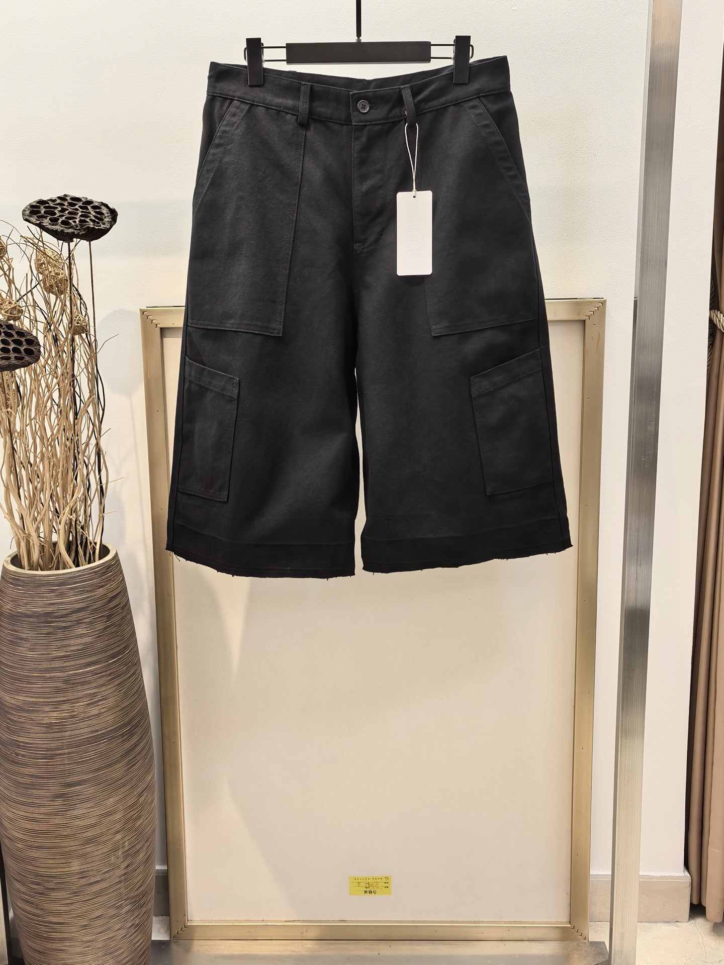 NO:637140,Sizes/m/l/xl Unisex Maison Marg*ela/MM6 Ma*la 2025FW early autumn new knee-length cargo shorts/Whoever wears them will look better. High-waisted design + wide-leg tailoring, super long legs. Raw edges on the trouser legs + multiple pockets, full of street feeling!  The upper body is very comfortable, especially suitable for people like me who like to wear comfortably # versatile style #马*拉# looming like being in the backstage of a big show~ When it comes to digital art, MM6 is definitely at the top. Simple digital art has always been at the top of the European trend. Washing method: dry clean or machine wash in cold water on the reverse side and dry naturally!  Avoid soaking in warm water, men's clothing, masion margiela, shorts, alexander wang19860909Sizes/m/l/xl 男女同款 Maison Marg*ela/MM6马*拉2025FW早秋新品及膝五分工装短裤/谁穿谁好看高腰设计＋阔腿剪裁,超显腿长 裤脚毛边＋多口袋,街头感拉满！上身很舒适 特别适合我这种喜欢舒适穿着 #百搭款 #马*拉＃若隐若现仿佛置身大秀后场~论数字艺术MM6绝对玩到顶尖 简约数字艺术始终走在欧洲潮流顶端 洗涤方式干洗或反面冷水快速机洗自然晾干！忌温热水浸泡,男装,masion margiela,shorts,alexander wang,Women's clothing