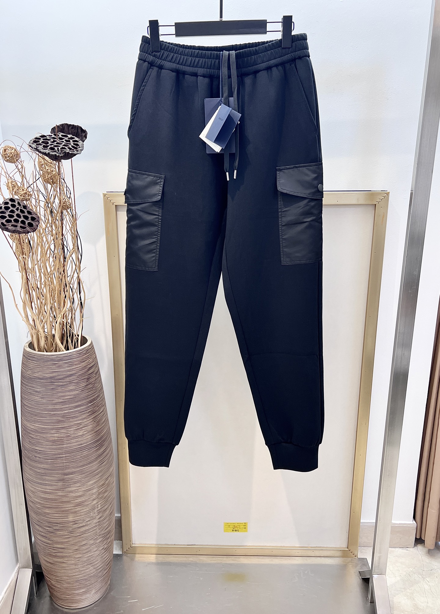 NO:720343,Sizes/m/l/xl Unisex Pr*da/Pu*da 2025FW early autumn series, these cotton sweatpants have a soft and loose sports silhouette. Details such as the Oversize cargo pocket are made of regenerated nylon, taking into account practical function and contemporary style. The inner drawstring waist elastic knitted trouser legs are coated with enameled triangle metal logo regenerated nylon snaps side pockets small pockets on the back. Dry cleaning only or reverse-wrapped laundry bag, quick cold water machine wash and dry naturally!  Avoid soaking your hands in warm water and rubbing them, Prada-clothing, prada, versace,19860909Sizes/m/l/xl男女同款 Pr*da/普*达2025FW早秋系列这款棉质卫裤呈现柔和宽松的运动廓形.Oversize工装口袋等细节采用再生尼龙打造,兼顾实用功能与当代风格.内侧抽绳腰头弹力针织裤脚涂珐琅三角形金属徽标再生尼龙按扣侧袋背面小口袋 仅限干洗或反面包裹洗衣袋快速冷水机洗自然晾干！忌温热水浸泡手洗手搓,普拉达-服装,prada,versace,,Women's clothing