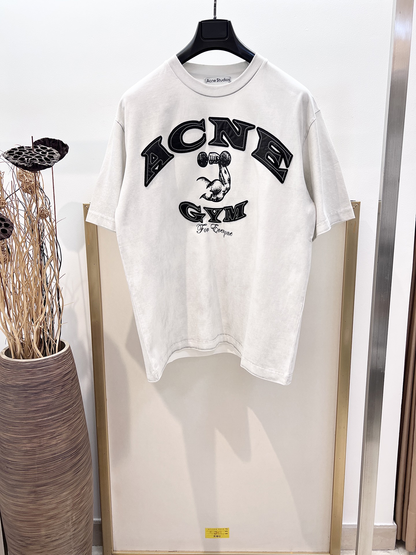 NO:777358,Sizes/m/l/xl OS Loose and wide version Unisex ACNE 2025FW This round neck short-sleeved T-shirt is made of cotton jersey fabric, decorated with brand leather logo pattern, and the surface texture has a retro effect. Neutral style, casual fit, hip-length. Made of cotton fabric, with garment wash and distressed design. Casual and versatile, the upper body is very comfortable, especially suitable for people like me who like to wear comfortable clothes. I am absolutely top-notch in art.  Simple art is always at the top of European trends. Washing method: Dry clean or machine wash in cold water on reverse side and let dry naturally!  Avoid soaking in warm water, men's and women's clothing, accommodation studios, T-shirt,19860909Sizes/m/l/xl OS宽松阔版 男女同款 ACNE 2025FW 此款圆领短袖 T 恤选用棉质平纹针织面料制成,饰有品牌皮质徽标图案,表面纹理呈复古效果.中性风格,休闲版型,衣长及臀.选用棉质面料制成,采用成衣洗水做旧设计.休闲百搭的一款 上身很舒适 特别适合我这种喜欢舒适穿着 论艺术绝对玩到顶尖 简约艺术始终走在欧洲潮流顶端 洗涤方式干洗或反面冷水快速机洗自然晾干！忌温热水浸泡,男装女装,acne studios,T-shirt,,Women's clothing