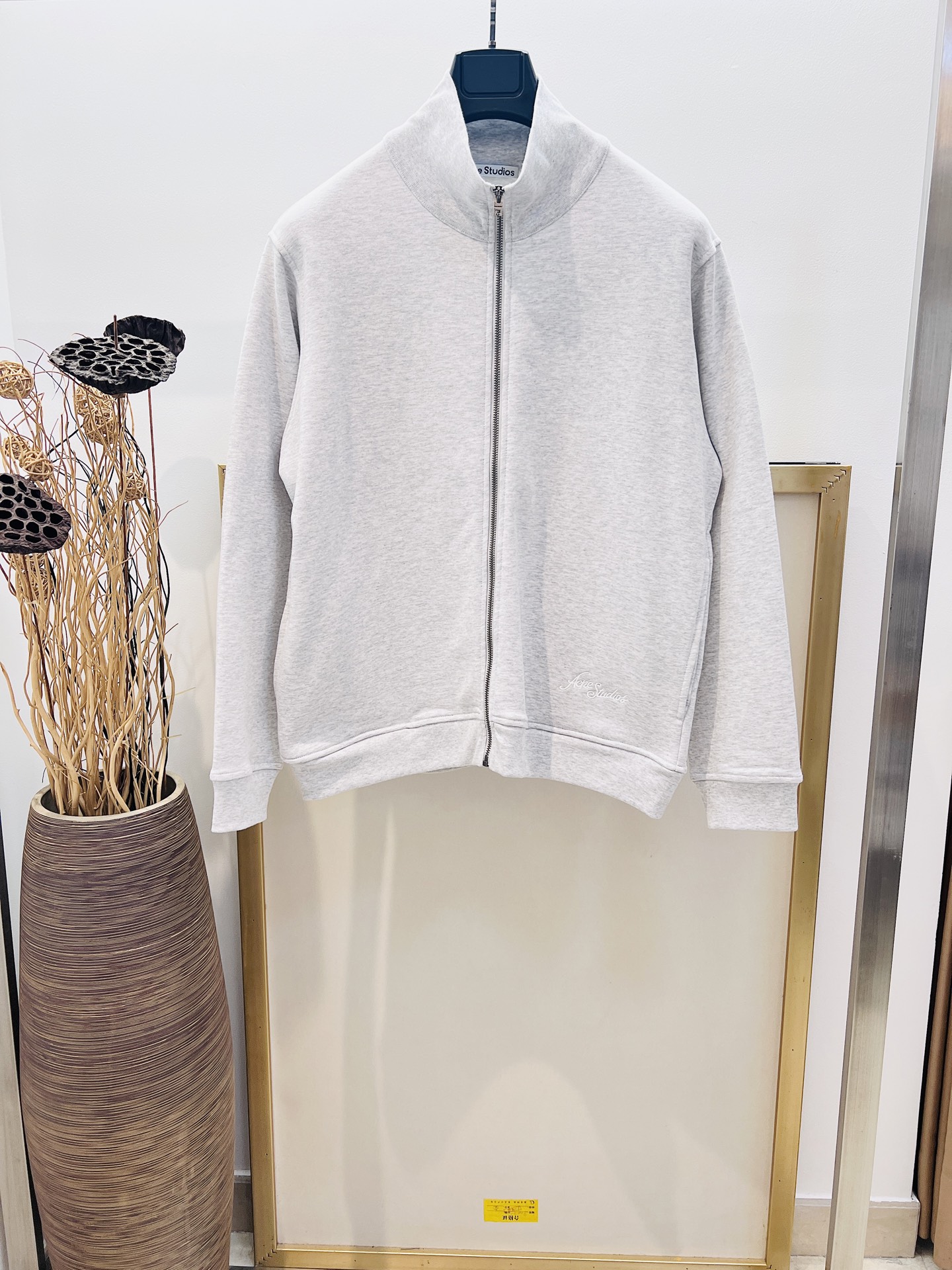 NO:637155,Sizes/m/l/xl Washed blue/light floral gray for men and women ACNE 2025FW This zippered sweatshirt is made of cotton fleece fabric with a fitted funnel neck design. The front and rear hems are embellished with seasonal embroidered logos. Equipped with side pockets, ribbed collar, cuffs and hem. The hand-brushed fleece is made of cotton fabric with a garment-washed distressed design. It is casual and versatile and has a comfortable upper body, especially suitable for people like me who like to wear comfortable clothes.  In terms of art, we are absolutely at the top. Simple art has always been at the top of European trends. Washing method: Dry clean or machine wash on reverse side in cold water and dry naturally!  Avoid soaking in warm water, men's and women's clothing, acne studios, alexander wang19860909Sizes/m/l/xl洗水蓝/浅花灰两色男女同款 ACNE 2025FW 此款拉链运动衫采用棉质抓绒面料制成,搭配贴合漏斗领设计.前后下摆点缀当季刺绣徽标.配有侧袋、罗纹领口、袖口和下摆.手工刷绒选用棉质面料制成,采用成衣洗水做旧设计.休闲百搭的一款 上身很舒适 特别适合我这种喜欢舒适穿着 论艺术绝对玩到顶尖 简约艺术始终走在欧洲潮流顶端 洗涤方式干洗或反面冷水快速机洗自然晾干！忌温热水浸泡,男装女装,acne studios,alexander wang,Women's clothing