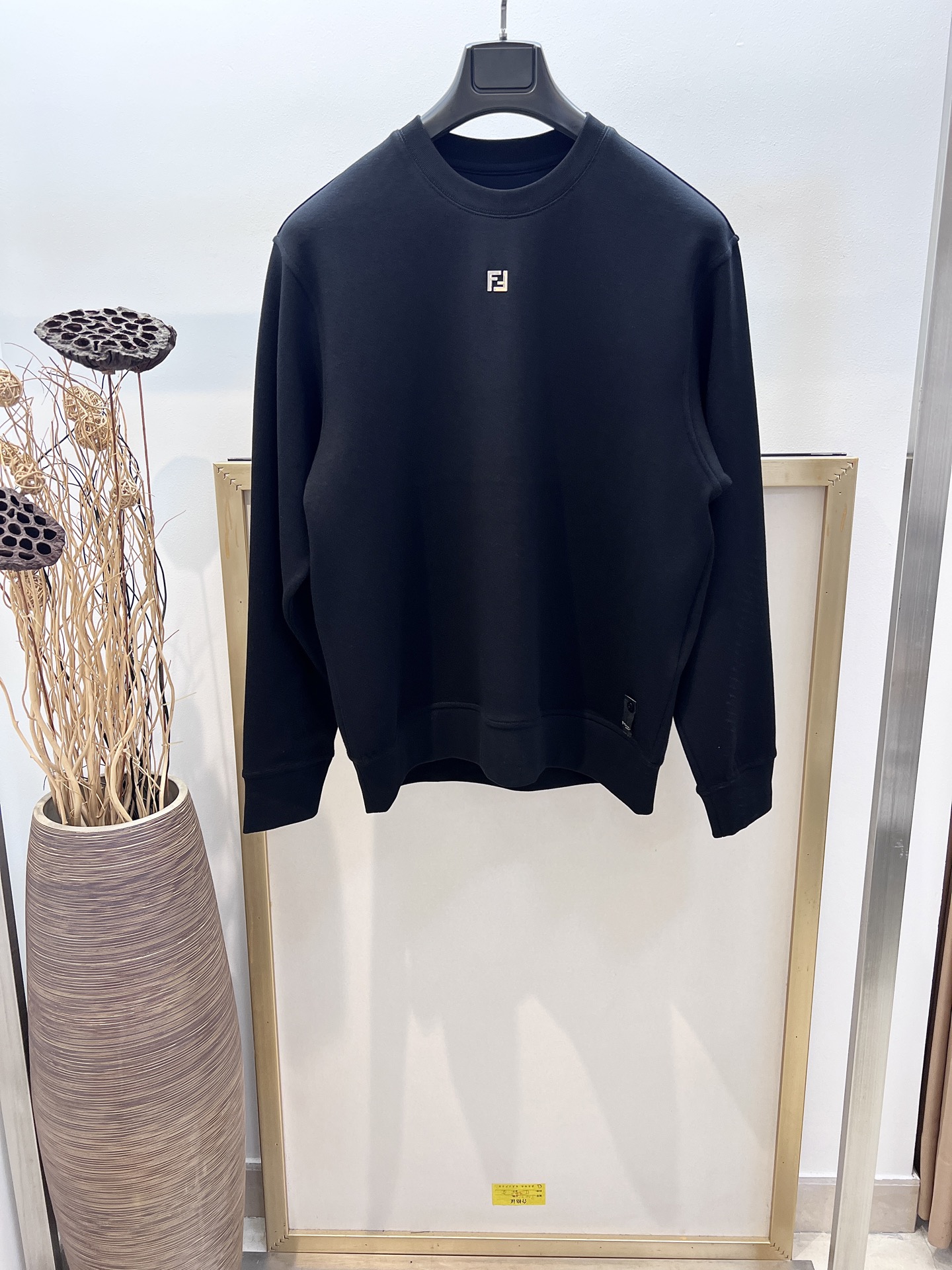 NO:722540,Sizes/m/l/xl Unisex Fe*di / Fen* 2015FW early autumn new round neck long-sleeved sweatshirt. Loose fit, ribbed collar, cuffs and hem. Made of black cotton. Decorated with a silver-finished metal FF logo on the front. Decorated with the brand's exclusive turtle back design on the back. Washing methods involving hardware jewelry fabrics are only dry-cleaned or wrapped in a laundry bag. Quick machine wash in cold water on the reverse side, let dry and then iron at medium temperature!  Avoid vigorously wringing and machine washing from the front!  ,Fendi-clothing,fendi,19860909Sizes/m/l/xl 男女同款 Fe*di /芬* 2015FW早秋新品 圆领长袖运动衫.宽松版型,罗纹领口、袖口和下摆.黑色纯棉材质.正面饰有银色饰面金属FF标志.后背饰有品牌专属龟背设计 洗涤方式涉及五金饰品面料仅限干洗或洗衣袋包裹反面冷水快速机洗晾干后中温熨烫！忌大力拧干及正面机洗！,芬迪-服装,fendi,,Women's clothing