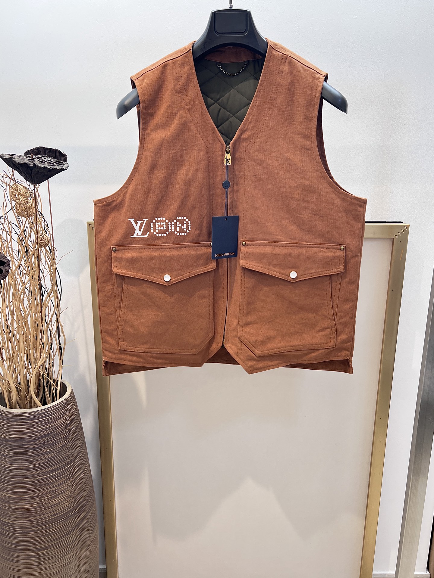 NO:637143,Size 46/48/50/52, same style for men and women. 1V Louis family's zipper work jacket 1V PN logo is placed above the right pocket, and the portraits of Pharrell Williams and Nigo on the back complement each other, showing the creativity and ingenuity that the two designers have devoted to the 2025 autumn and winter show. The lightweight cotton canvas is integrated into the quilted lining, making it a good choice for a jacket in hot summer, and can also be used as a jacket lining in cooler seasons. Main fabric:  Cotton lining: 70 polyester, 30 cotton Filling: polyester Quilted lining Zipper closure Pearlescent snap-button pockets Flap pockets with side openings and rivets Logo print above right pocket Rear logo print Dry clean only,Louis Vuitton - Clothing,louis vuitton,jackets & coats,jackets & coats,alexander wang19860909Size46/48/50/52码 男女同款 1V 路易家本款拉链工装夹棉背心1V PN 标识栖身右侧口袋上方,后部Pharrell Williams 和 Nigo 的肖像互为映衬,展现两位设计师为 2025 秋冬秀场倾注的创意巧思.轻盈棉质帆布融入绗缝内衬,成就炎炎夏日的外套佳选,亦可用作微凉时节的夹克内搭.主面料: 棉内衬: 70 聚酯纤维, 30 棉填充物: 聚酯纤维绗缝内衬拉链开合珠光按扣口袋翻盖口袋,配有侧开口和铆钉右侧口袋上方饰有标识印花后部标识印花 仅限干洗,路易威登-服装,louis vuitton,jackets & coats,jackets & coats,alexander wang,Women's clothing