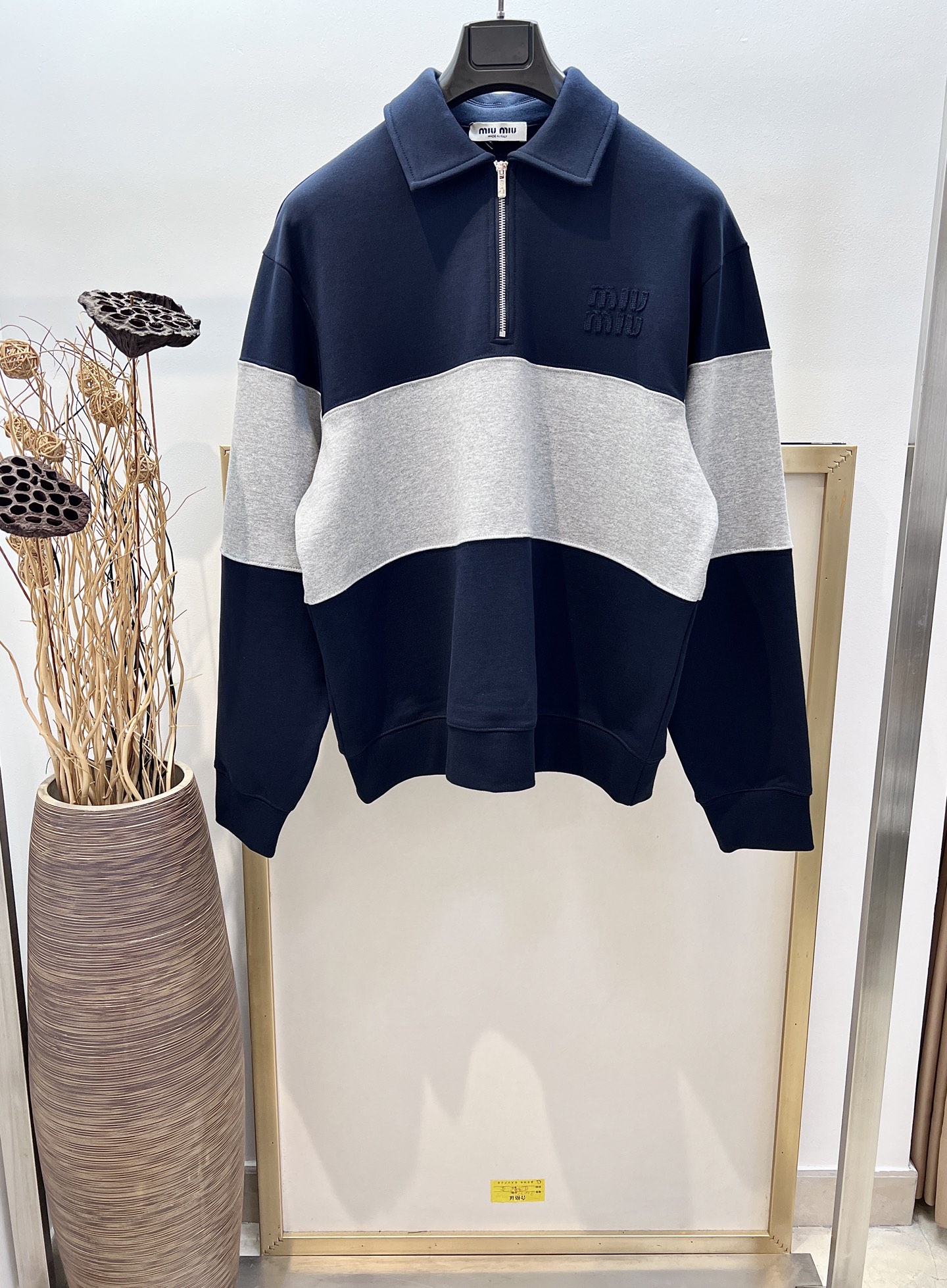 NO:720639,New Year benefits are non-refundable and non-free. No free shipping. Sizes/m/l/xl. Same style for men and women. M*umiu/Miu Miu Spliced half-zip lapel polo cotton sweatshirt. The elegant sporty style of this sweatshirt is enhanced by comfortable lines and exquisite zipper details, reflecting the true spirit of M*u Miu. The loose-fitting long sleeves and knitted cuffs Polo collar. The front zipper closure and taped washed embroidered logo are really fashion-savvy #boycamp.  #mium*uboy #The most versatile for commuting. It is recommended to dry clean or wrap it inside the laundry bag in cold water for quick machine washing!  ,Special offer, no return, no exchange, no free shipping, miumiu, hoodie, sweatshirts,19860909新春福利不退不换 不包邮 Sizes/m/l/xl 男女同款 M*umiu/缪缪 拼接半拉链翻领马球棉质卫衣 这款卫衣的优雅运动风格通过舒适的线条和精致的拉链细节得以提升,体现了M*u Miu的真实精神,宽松版型长袖配针织袖口Polo领 正面拉链扣合贴布水洗刺绣logo真的是太懂时尚了#男孩阵营 #mium*u男孩 #通勤最百搭的 建议干洗或反面包裹洗衣袋冷水快速机洗！,特价 不退不换不包邮,miumiu,hoodie,sweatshirts,,Women's clothing