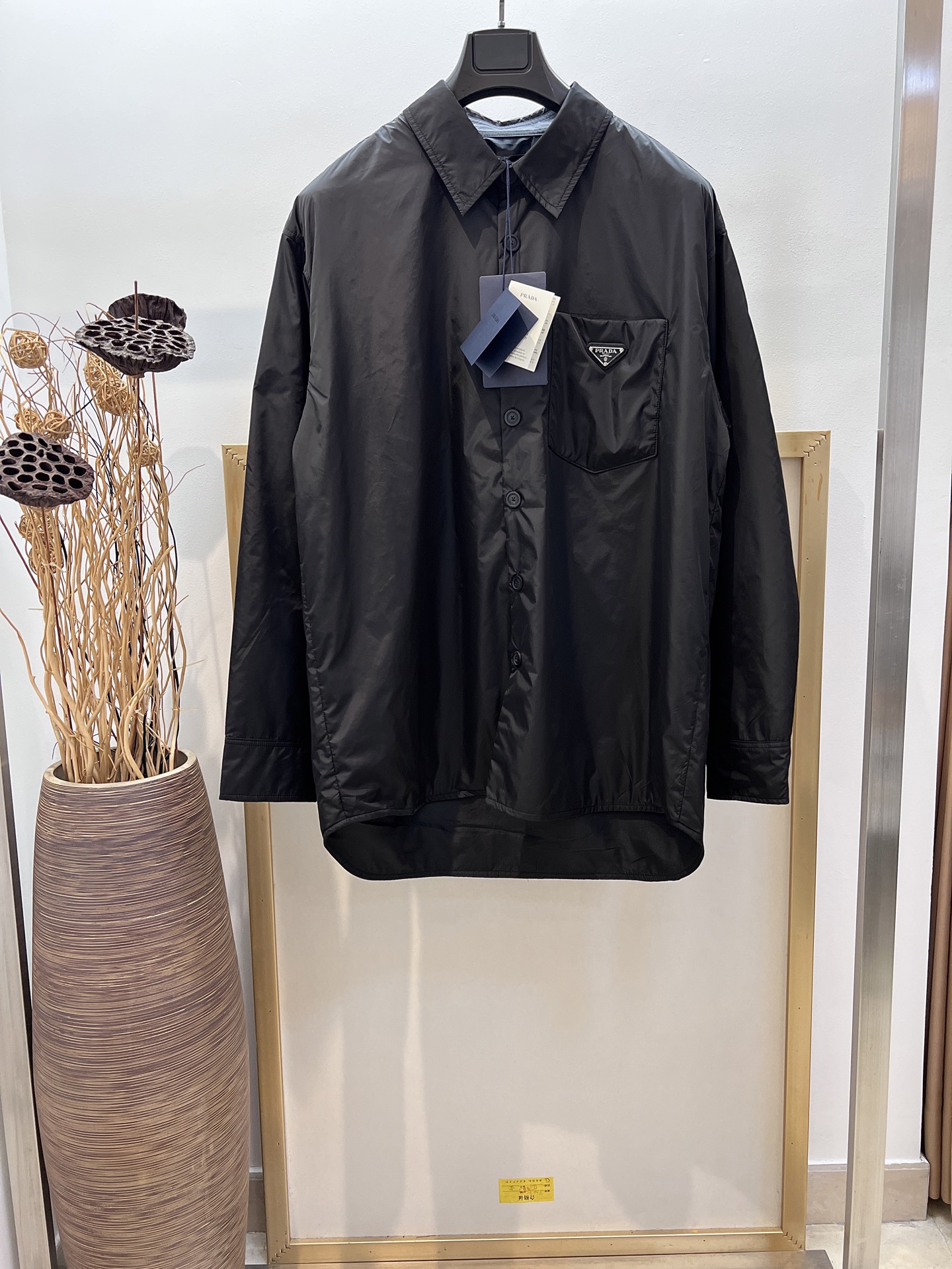 NO:720370,New Year benefits are non-returnable and non-exchangeable. No free shipping. Sizes/m/l/xl. Same style for men and women. Pr*da/Pu*da. Lightweight Re-Nylon cotton-lined shirt jacket. P*ada's unique language redefines shape and material, enamel metal triangle logo!  Over Size's loose fit is easy to control in any scene!  The natural horn buckle is luxurious and low-key!  Transform this classic shirt into an elegant and simple design. The lightweight Re-Nylon fabric body is decorated with pleats, adding a unique style. To ensure the sustainable care of the product, maintain its properties and reduce its impact on the environment, it is recommended not to wash the product frequently, let it dry naturally after each use, and entrust it to a professional environmentally friendly dry cleaner for dry cleaning. Wrinkles are inherent characteristics, because the finished garment is pressed. Dry cleaning only, special price No refunds, no exchanges, no free shipping, jackets & coats, shirts,19860909新春福利不退不换 不包邮 Sizes/m/l/xl男女同款 Pr*da/普*达 轻薄Re-Nylon棉里衬衫外套 P*ada独特的语言重新定义了造型和材质,珐琅金属三角形徽标！Over Size宽松版型任何场景轻松驾驭！天然牛角扣尽显奢华低调！将此款经典衬衫转化为高雅简约的设计.轻盈的Re-Nylon面料衣身饰以褶皱,平添独特风格.为确保产品的可持续护理,保持其特性并减少其对环境的影响,建议不要频繁清洗产品,每次使用后让其自然晾干,并委托专业的环保干洗店进行干洗.褶皱是固有特性,因为成品服装是压制的. 仅限干洗,特价 不退不换不包邮,jackets & coats,shirts,,Women's clothing