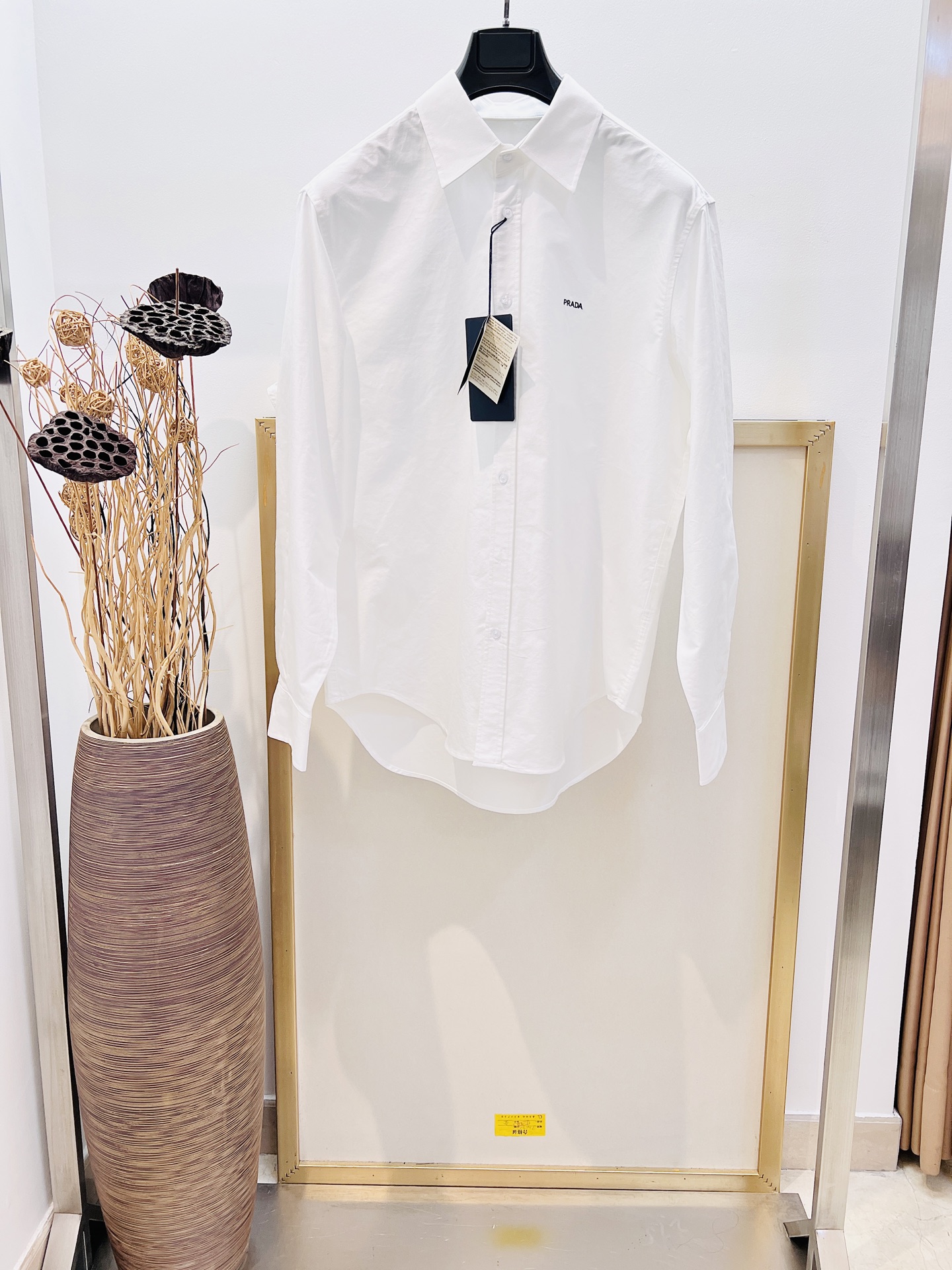 NO:722448,Sizes/m/l/xl Unisex Pr*da/P*da 2025FW early autumn series cotton pique canvas basic long-sleeved shirt This cotton shirt adopts classic tailoring, round hem and hidden button placket design. The embroidered letter logo on the front adds exquisite charm to the clothing. Easily create an autumn match!  Classic fit, classic collar, hidden button placket, rounded hem, classic cuffs, pearl buttons, embroidered letter logo on front Recommend dry cleaning or fast machine wash on cold water wrapped inside out in a laundry bag!  ,Prada-clothing,prada,shirts,19860909Sizes/m/l/xl 男女同款 Pr*da/普*达2025FW早秋系列棉质珠地帆布基础款长袖衬衫 此款棉质衬衫采用经典剪裁,圆形下摆和隐藏式纽扣门襟设计.正面刺绣字母徽标为衣物增添精致韵味.轻松打造秋季搭配！经典版款、经典衣领、隐藏式钮扣门襟、圆形下摆、经典袖口、珍珠钮扣、正面刺绣字母徽标 建议干洗或反面包裹洗衣袋冷水快速机洗！,普拉达-服装,prada,shirts,,Women's clothing