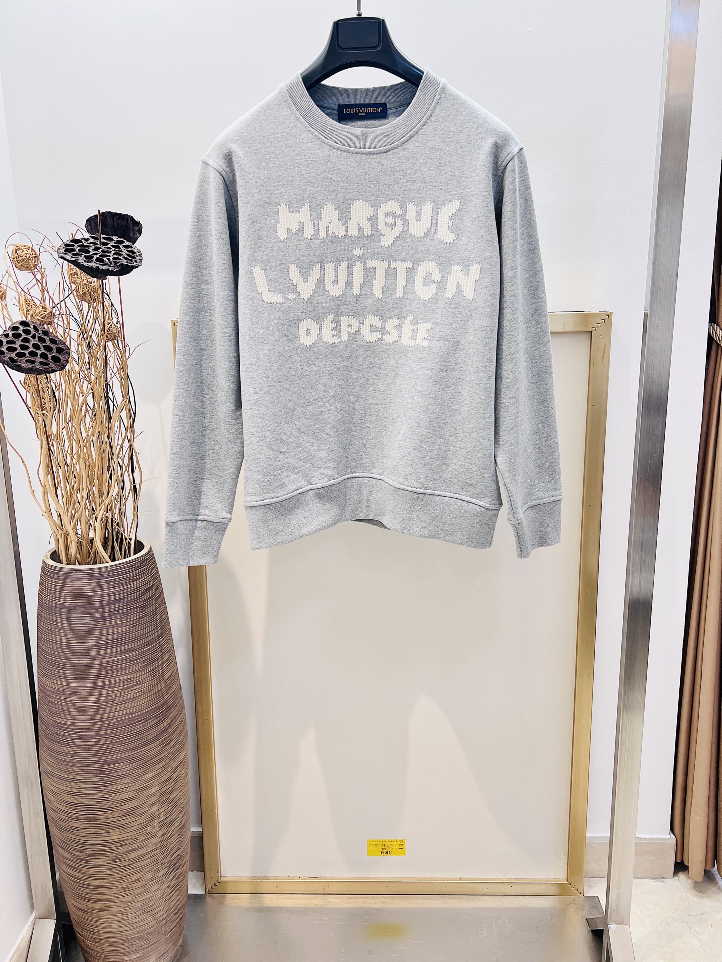 NO:722546,Size 46/48/50/52, same style for men and women, 1V Louis Vuitton 2025FW new three-dimensional woolen embroidered round neck cotton sweatshirt. This sweatshirt is made of soft cotton, which injects an eye-catching style into the classic casual design. The thick line embroidery process writes the Marque 1.Vuitton Déposée logo and 1V letters on the front and back respectively, cleverly presenting a hand-knitted trompe l'oeil effect.  It is recommended to dry clean or wrap it inside the laundry bag and machine wash it quickly in cold water separately and let it dry naturally!  ,Louis Vuitton-clothing,louis vuitton,19860909Size46/48/50/52码 男女同款 1V 路易家2025FW秋冬新品立体毛线绣圆领棉质运动衫 本款运动衫取材柔软棉布,为经典休闲设计注入瞩目格调.粗线刺绣工艺于前后分别抒写 Marque 1.Vuitton Déposée 标识和 1V 字母,巧妙呈现手工针织般的错视效果. 建议干洗或反面包裹洗衣袋单独冷水快速机洗、自然晾干！,路易威登-服装,louis vuitton,,Women's clothing