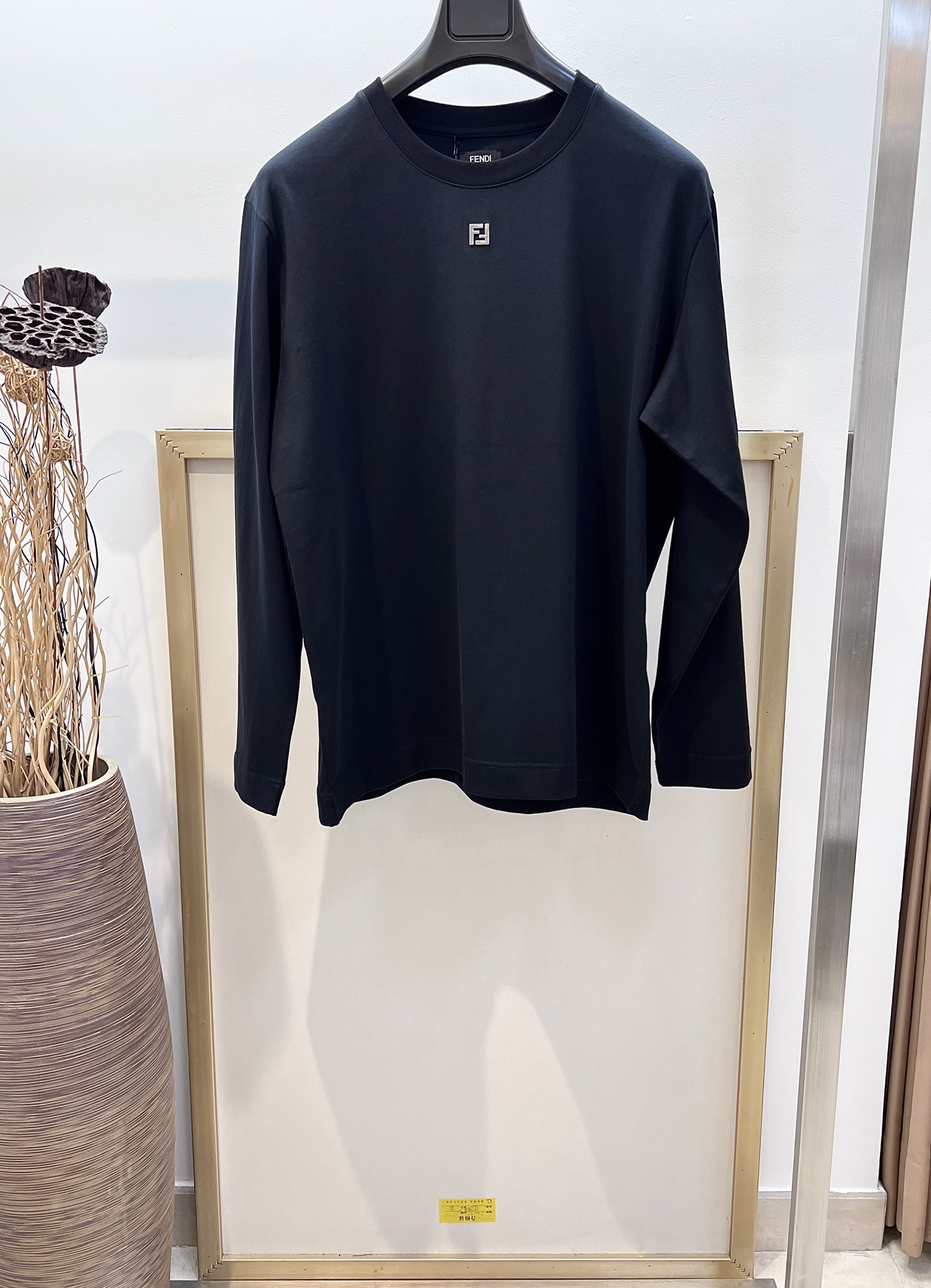 NO:722410,Sizes/m/l/xl Unisex Fe*di / Fen* Long-sleeved round-neck T-shirt Metallic FF applique at the neck Cotton long-sleeved T-shirt Decorated with the brand’s exclusive turtle back design on the back Washing methods involving hardware accessories and fabrics are only dry-cleaned or wrapped in a laundry bag. Quick machine wash in cold water on the reverse side, hang to dry, and iron at medium temperature!  Avoid vigorously wringing and machine washing from the front!  ,Fendi-clothing,fendi,tees,t-shirt,19860909Sizes/m/l/xl男女同款 Fe*di /芬* 长袖圆领T恤 颈下饰有金属FF贴花棉质长袖T恤 后背饰有品牌专属龟背设计 洗涤方式涉及五金饰品面料仅限干洗或洗衣袋包裹反面冷水快速机洗晾干后中温熨烫！忌大力拧干及正面机洗！,芬迪-服装,fendi,tees，t-shirt,,Women's clothing