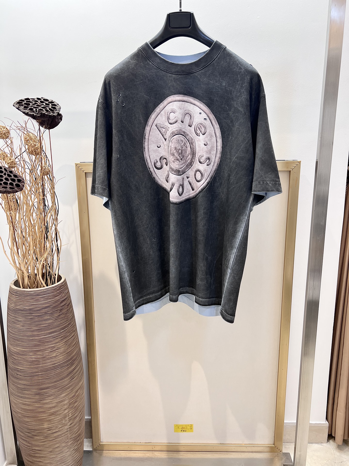 NO:777355,Sizes/m/l/xl Unisex ACNE 2025FW 2025FW Early Autumn Series This round-neck T-shirt adopts OS loose wide version, neutral style. Decorated with Acne Studios logo pattern and distressed details. Made of coated cotton blend fabric with garment-washed distressed design. Casual and versatile, the upper body is very comfortable, especially suitable for people like me who like to wear comfortable clothes. In terms of art, I am absolutely at the top. Simple art has always been at the top of European trends.  Washing method: dry clean or quick machine wash in cold water on reverse side and let dry naturally!  Avoid soaking in warm water, men's and women's clothing,acne studios,dior,19860909Sizes/m/l/xl 男女同款 ACNE 2025FW 2025FW早秋系列此款圆领丁恤采用OS宽松阔版型,中性风格.饰有 Acne Studios 徽标图案和做旧细节.选用涂层效果棉混纺面料制成采用成衣洗水做旧设计.休闲百搭的一款 上身很舒适 特别适合我这种喜欢舒适穿着 论艺术绝对玩到顶尖 简约艺术始终走在欧洲潮流顶端 洗涤方式干洗或反面冷水快速机洗自然晾干！忌温热水浸泡,男装女装,acne studios,dior,,Women's clothing