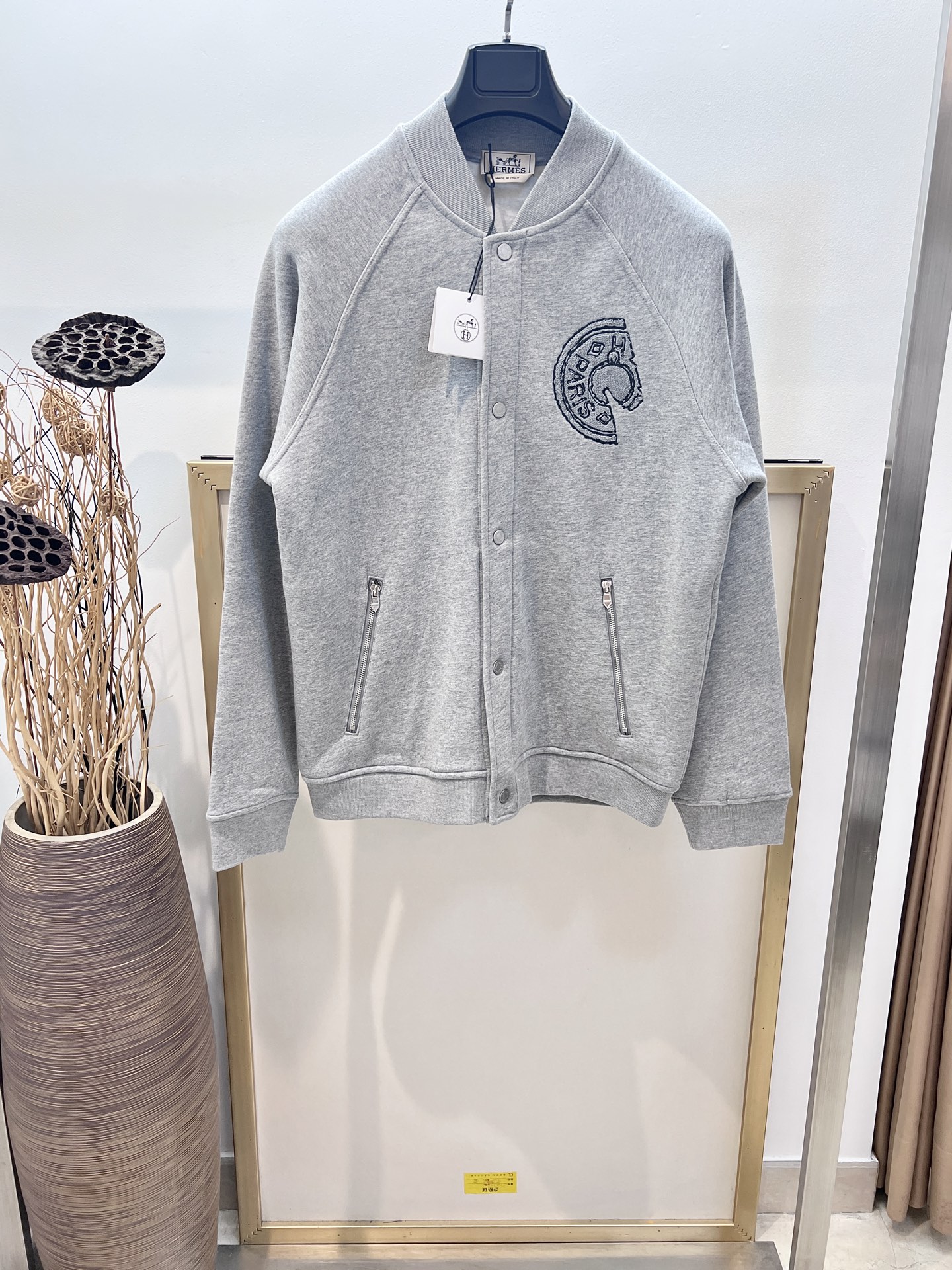 NO:637149,sizes/m/l/xl dark gray/light gray, same style for men and women H Home/He*mes 2025FW 100% cotton velvet bottom button baseball jacket (cotton) 'He*mes Paris' engraved snap buttons ribbed piping collar, cuffs and jacket bottom raglan long zipper side pockets decorated with 'saddle nail' embroidered patches on the front!  It is recommended to dry clean or wrap in a laundry bag and machine wash in cold water quickly!  ,Hermes-clothing,hermes,jackets & coats,alexander wang19860909sizes/m/l/xl深灰/浅灰两色 男女同款 H家/爱*仕2025FW 全棉绒底纽扣棒球夹克（棉）“He*mes Paris”字样镌刻按扣罗纹滚边衣领、袖口和夹克底边插肩长拉链侧面口袋正面饰有“马鞍钉”刺绣贴饰！ 建议干洗或包裹洗衣袋单独冷水快速机洗！,爱马仕-服装,hermes,jackets & coats,alexander wang,Women's clothing