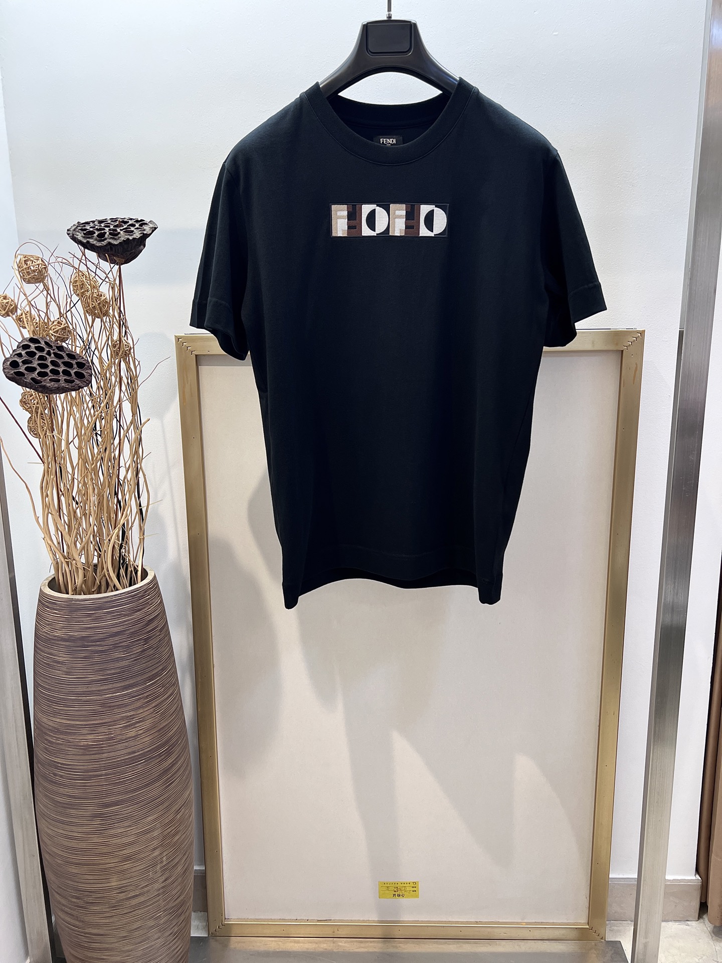 NO:777383,Sizes/m/l/xl Unisex style Fe*di / Fen* 2015FW early autumn new product Brown/white/black FENDI Optical pattern with 3D effect Made of black pure cotton. Three-dimensional FF logo embroidered on the back. The back is decorated with the brand's exclusive turtle back design. Washing method is only dry cleaning or wrapped in a laundry bag. Quick machine wash in cold water on the reverse side, let dry and then iron at medium temperature!  Avoid vigorously wringing and washing in a heated machine!  ,Fendi-clothing,fendi,fendi,19860909Sizes/m/l/xl 男女同款 Fe*di /芬* 2015FW早秋新品 3D效果的棕色/白色/黑色FENDI Optical图案黑色纯棉材质.背面刺绣立体FF标志.后背饰有品牌专属龟背设计 洗涤方式仅限干洗或洗衣袋包裹反面冷水快速机洗晾干后中温熨烫！忌大力拧干及加热机洗！,芬迪-服装,fendi,fendi,,Women's clothing