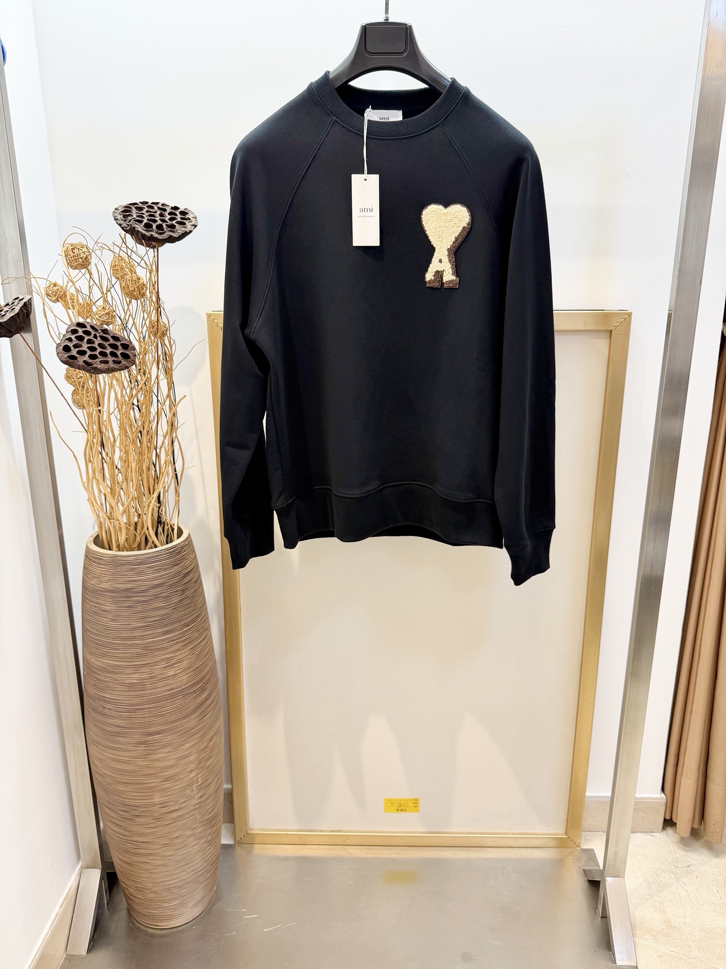 NO:722534,Sizes/m/l/xl Unisex AMI/Ami 2025FW Early Autumn New Unisex Black Gold Series Three-Dimensional Towel Embroidered Heart Plug-in Round Neck Pullover Sweatshirt/Back AMI Embroidery in Same Color Washing Method Pure cotton products, please wrap the reverse side in a laundry bag for quick machine wash in cold water!  !  Do not soak/wash in warm water!  ,men's clothing,amiri,hoodie,sweatshirts,19860909Sizes/m/l/xl男女同款 AMI/艾米2025FW早秋新品男女同款黑金系列立体毛巾绣爱心插件圆领套头卫衣/后背同色AMI刺绣 洗涤方式纯棉制品请反面包裹洗衣袋冷水快速机洗！！不得浸泡/温热水洗涤！,男装,amiri,hoodie,sweatshirts,,Women's clothing