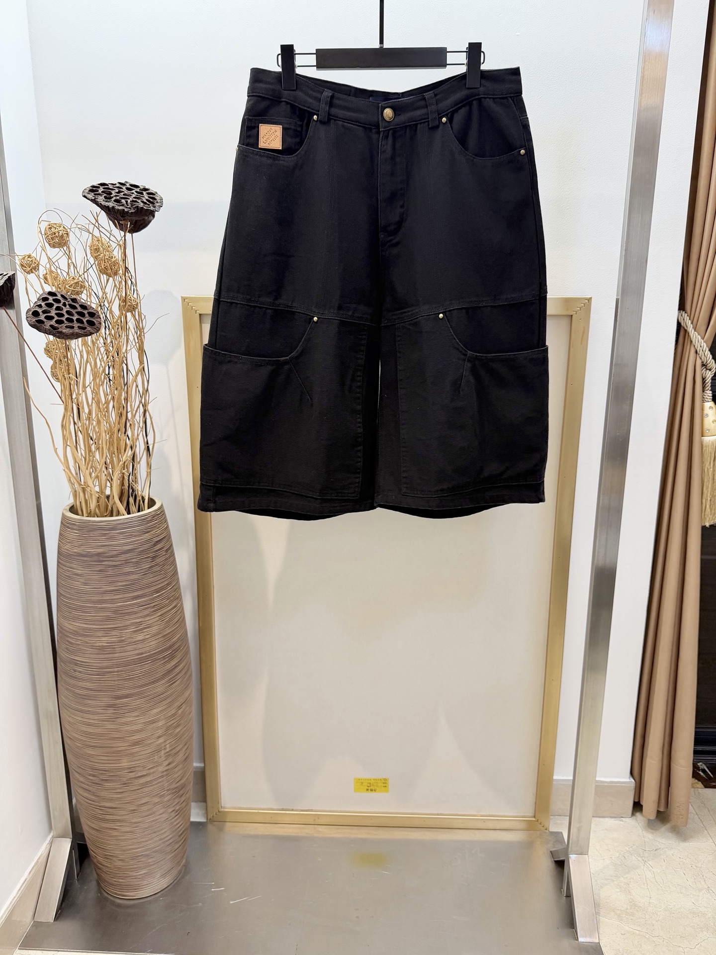 NO:637146,Size 46/48/50/52 Black/khaki Unisex 1V Louis Vuitton 2025 FW Autumn and Winter New Products This washed work denim midi trousers is from the 2025 Autumn and Winter fashion show. It incorporates multiple pockets and eye-catching topstitching into the loose silhouette, and easily upgrades the leisurely summer look with retro touches. Mini Damier nubuck leather label lights up the rear, Marque L.Vuitton Déposée  Leather tag perch float bag. Relaxed fit. Cotton pearlescent buttons down the front. Classic five-pocket jean cut with riveted cargo pockets. Decorated with seam pleats and rivet flap pockets. Logo patch on the rear nubuck tag. Dry clean recommended or wrapped inside out in a laundry bag. Quick machine wash cold separately and let dry naturally!  ,Louis Vuitton-clothing,louis vuitton,jeans,alexander wang19860909Size46/48/50/52码 黑/卡其两色男女同款  1V 路易家2025FW秋冬新品 本款水洗工装牛仔中裤出自 2025 秋冬时装秀,为宽松廓形融入多重口袋与醒目明线,以复古笔触轻松升级悠闲夏日造型.Mini Damier 正绒面革标签点亮后部,Marque L.Vuitton Déposée 皮革标签栖身飘袋.休闲版型 棉珠光纽扣前襟经典五袋牛仔裤剪裁,配有铆钉工装口袋,饰有缝褶和铆钉飘袋配有标识贴饰后部正绒面革标签 建议干洗或反面包裹洗衣袋单独冷水快速机洗、自然晾干！,路易威登-服装,louis vuitton,jeans,alexander wang,Women's clothing