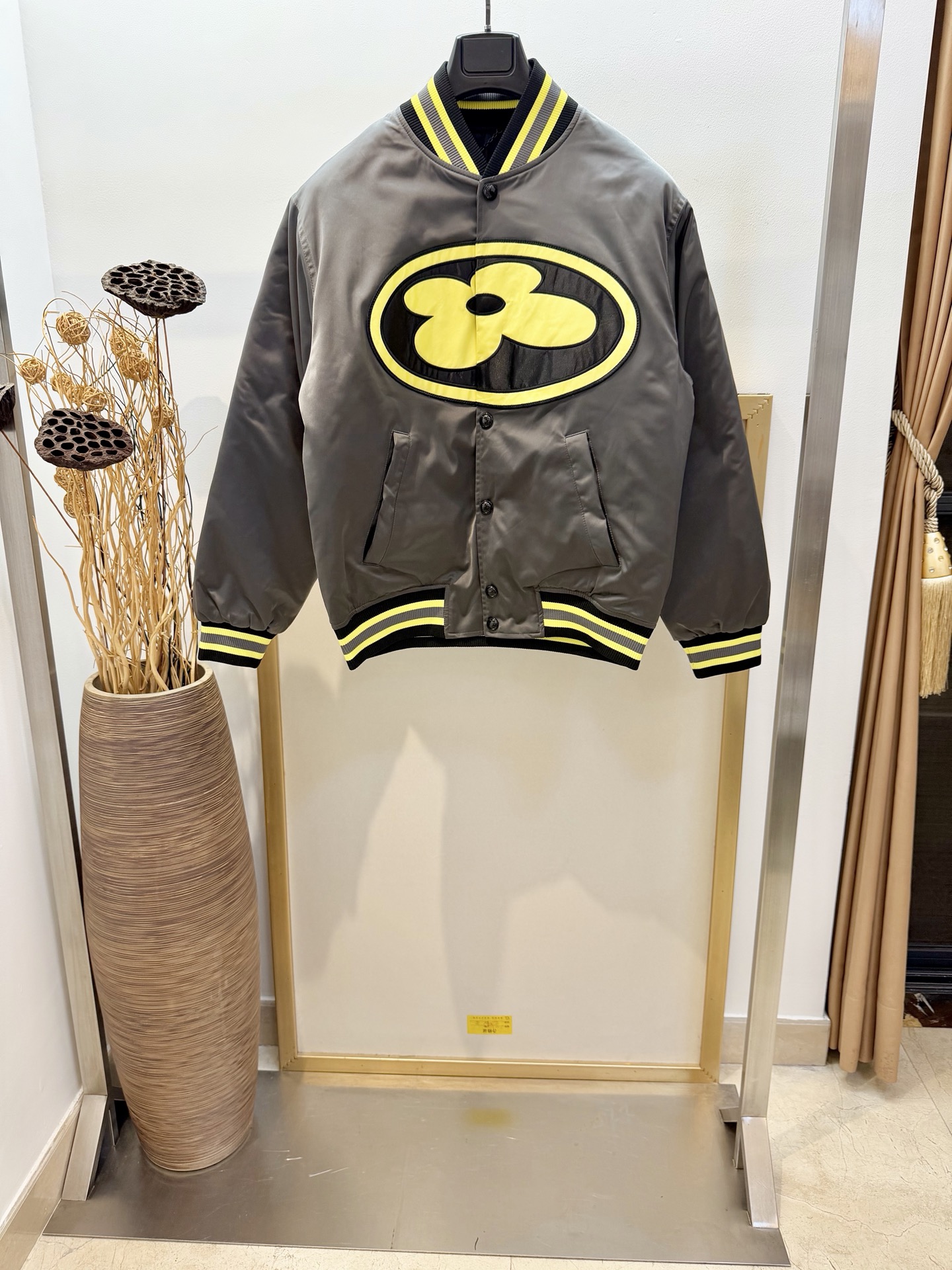 NO:720382,New Year benefits are non-returnable and non-exchangeable. No free shipping. Size 46/48/50/52. Same style for men and women. 1V Louis family's silk satin baseball tunic jacket features eye-catching 1V floral patches and handwritten Vuitton logo on the front and back, echoing the color of the ribs on the collar, cuffs and hem. The light quilted lining and hidden pockets complete functional considerations. Dry clean only, special price  No returns, no exchanges, no free shipping, louis vuitton, jackets & coats,19860909新春福利不退不换 不包邮 Size46/48/50/52码 男女同款 1V 路易家本款丝缎棒球束腰夹克,将瞩目 1V 花卉贴饰和手写体 Vuitton 标识分饰前后,与衣领、袖口和下摆的罗纹形成色彩呼应.轻薄绗缝内衬和隐藏式口袋完善功能考量. 仅限干洗,特价 不退不换不包邮,louis vuitton,jackets & coats,,Women's clothing