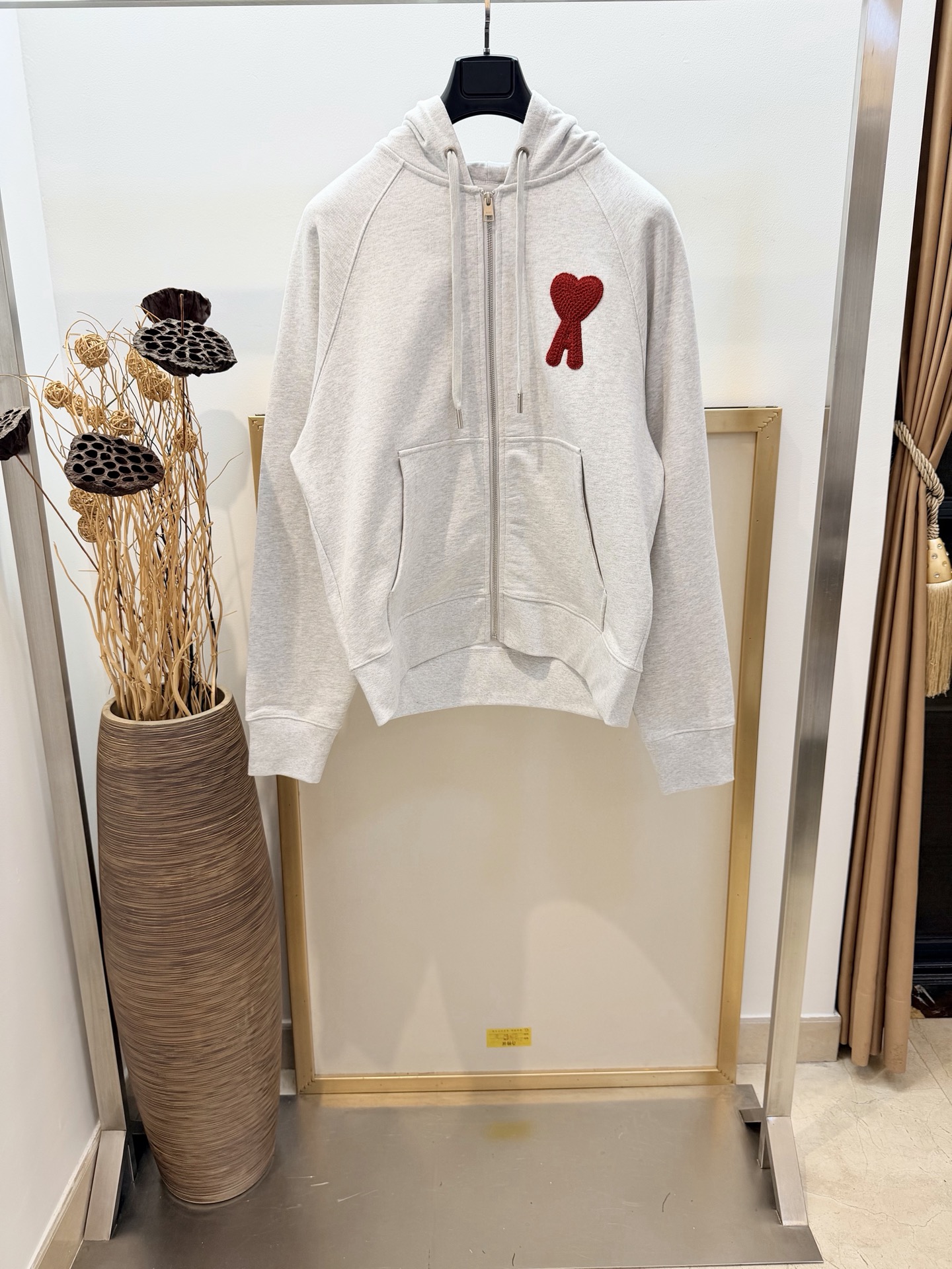 NO:722437,Sizes/m/l/xl black/light floral gray, same style for men and women AMI/Amy 2025FW same style for men and women, classic badge red heart series, heavyweight sweatshirt, cotton three-dimensional wool embroidery, love raglan zipper hooded sweatshirt/back AMI embroidery in the same color. Washing method Pure cotton products, please wrap the laundry bag on the reverse side for quick machine washing in cold water!  !  Do not soak/wash in warm water!  ,men's clothing,amiri,hoodie,sweatshirts,hats,19860909Sizes/m/l/xl黑/浅花灰两色 男女同款 AMI/艾米2025FW男女同款经典徽章红心系列重磅卫衣棉质立体毛线绣爱心插肩拉锁连帽卫衣/后背同色AMI刺绣 洗涤方式纯棉制品请反面包裹洗衣袋冷水快速机洗！！不得浸泡/温热水洗涤！,男装,amiri,hoodie,sweatshirts,hats,,Women's clothing