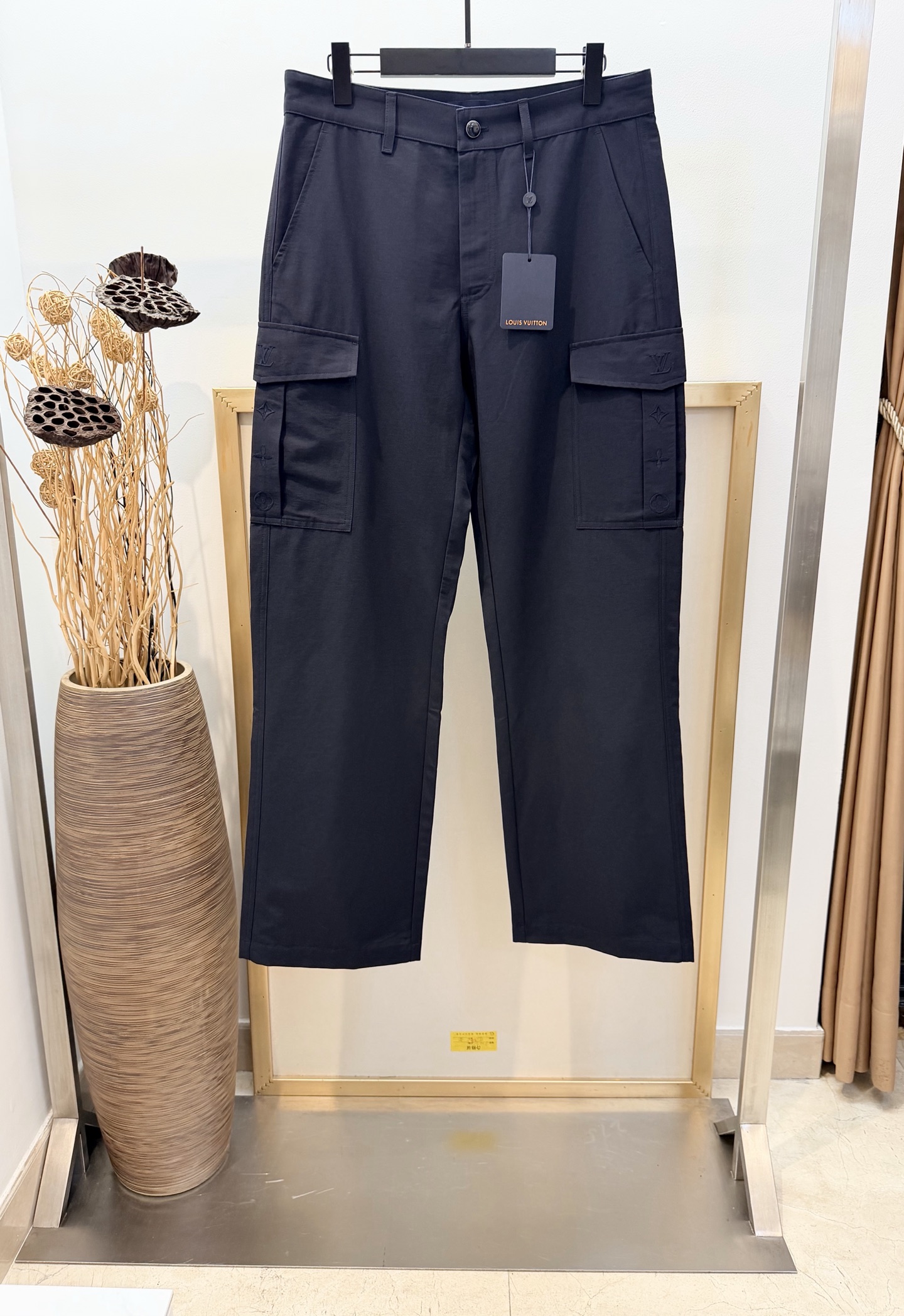NO:720609,Size 46/48/50/52, navy/khaki, two colors, same style for men and women, 1V Louis Vuitton 2025 FW Autumn and Winter. This style of overalls is made of silk and cotton blend, making it a good choice for the changing seasons. The overalls pockets have an embroidered logo, and the 1ouis Vuitton Malletier patch is embellished above the right back pocket, injecting a sophisticated atmosphere into daily looks. 90 cotton, 10  Mulberry silk pearlescent button closure Cargo pockets on both sides Trimmed back pockets Flap back pocket with pearlescent buttons Logo patch above right back pocket Cargo pockets with logo embroidery Recommend dry cleaning or cold water wrapped laundry bag for quick machine wash on the reverse side, Louis Vuitton - Clothing, louis vuitton,19860909Size46/48/50/52码 藏青/卡其 两色 男女同款 1V 路易家2025FW秋冬 本款工装裤取材丝棉混纺,成就换季时节佳选.工装口袋呈现刺绣标识,右侧后袋上方点缀 1ouis Vuitton Malletier 贴饰,为日常造型注入考究气息.90 棉,10 桑蚕丝珠光纽扣开合两侧工装口袋镶边后袋 翻盖后袋配有珠光纽扣右侧后袋上方配有标识贴饰工装口袋饰有标识刺绣 建议干洗或冷水包裹洗衣袋反面快速机洗,路易威登-服装,louis vuitton,,Women's clothing