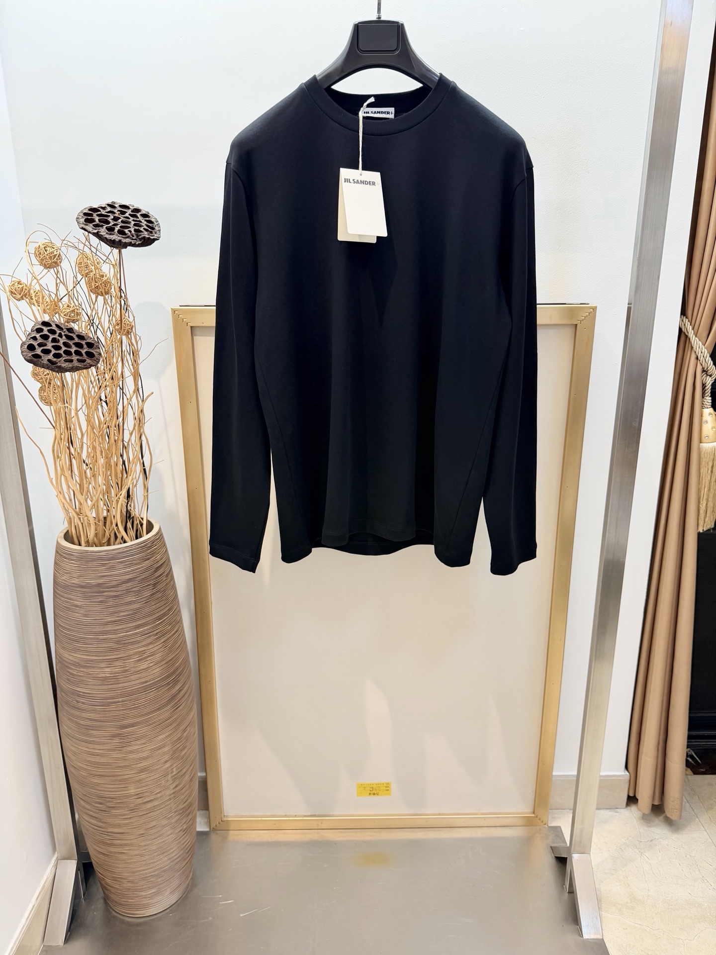 NO:722408,Sizes/m/l/xl Unisex JIL S*NDER/JIL.*DE 2025FW oversized leather stamp heavyweight cotton long-sleeved T-shirt New arrival #fashion item #minimalism #shows a casual and uninhibited minimalist style. I can wear this T-shirt forever. The classic T-shirt will never go out of style. I love the version. It is so cool. It can be worn with leggings...  It is recommended to wrap the laundry bag inside out and quickly machine wash in cold water or dry clean!  Avoid soaking in warm water/rubbing with hands, men’s and women’s clothing, jil sander, tees, t-shirts,19860909Sizes/m/l/xl 男女同款 JIL S*NDER/吉尔.*德 2025FW 超大皮章重磅棉质长袖T恤 新品上市 #时尚单品 #极简主义 #尽显随性不羁的极简格调.这件T恤我可以穿到天荒地老经典款T恤永不过时,爱了爱了版型好酷,搭配leggings穿也妥妥哒…… 洗涤方式建议反面包裹洗衣袋冷水快速机洗或干洗！忌温热水浸泡/手搓,男装女装,jil sander,tees，t-shirt,,Women's clothing