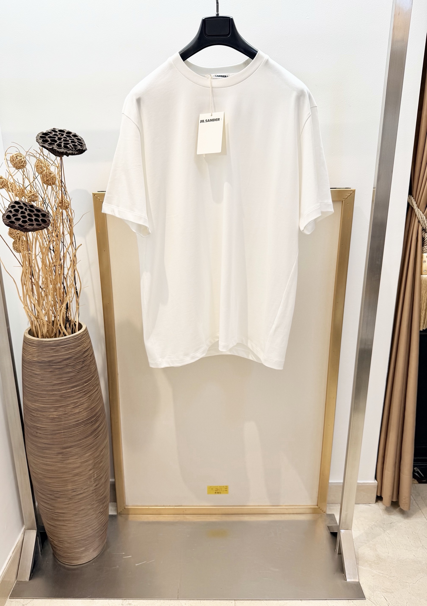 NO:855707,Sizes/m/l/xl Black and white, same style for men and women JIL S*NDER/JIL.*DE 2025FW oversized leather stamp heavy cotton short-sleeved T-shirt New arrival #fashion item #minimalism #shows the casual and uninhibited minimalist style. I can wear this T-shirt forever. The classic T-shirt will never go out of style. I love the version. It is so cool. It can be worn with leggings...  It is recommended to wrap the laundry bag inside out and quickly machine wash in cold water or dry clean!  Avoid soaking in warm water/rubbing with hands, Louis Vuitton-clothing,jil sander,louis vuitton,T-shirt,tees,t-shirt,19860909Sizes/m/l/xl 黑白两色 男女同款 JIL S*NDER/吉尔.*德 2025FW 超大皮章重磅棉质短袖T恤 新品上市 #时尚单品 #极简主义 #尽显随性不羁的极简格调.这件T恤我可以穿到天荒地老经典款T恤永不过时,爱了爱了版型好酷,搭配leggings穿也妥妥哒…… 洗涤方式建议反面包裹洗衣袋冷水快速机洗或干洗！忌温热水浸泡/手搓,路易威登-服装,jil sander,louis vuitton,T-shirt,tees，t-shirt,,Women's clothing