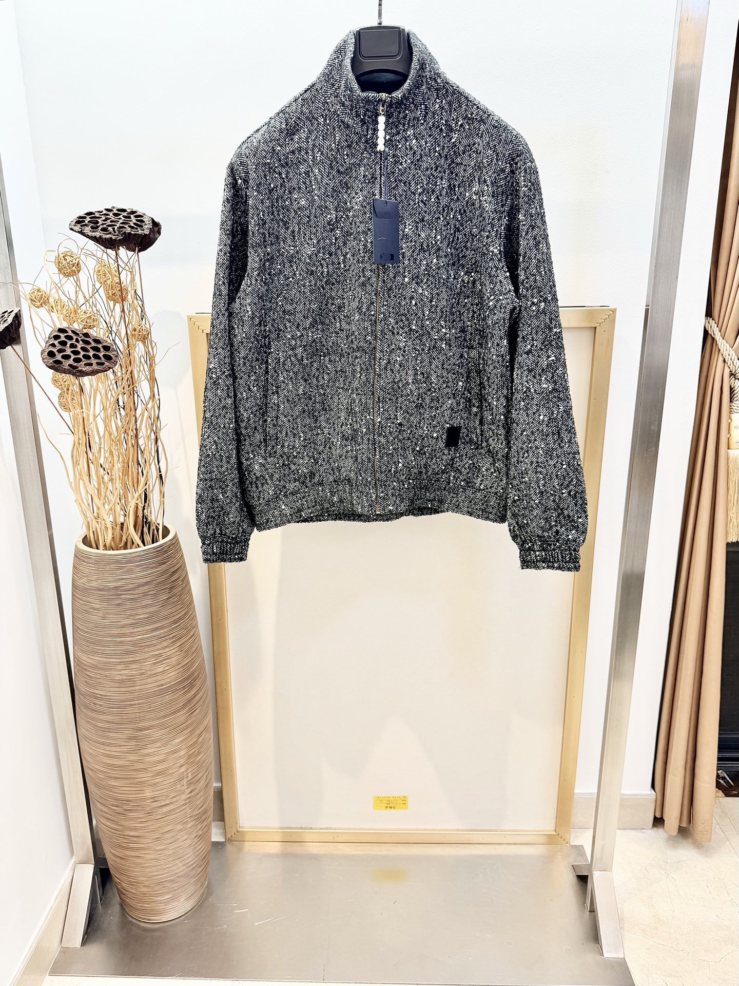 NO:637154,Size 46/48/50/52, same style for men and women. 1V Louis family's belted jacket is made from the herringbone wool tweed from the autumn and winter show, reinterpreting the sports silhouette with tailoring elements. The high collar, elastic hem and cuffs work together to highlight the smooth design, leather Marque 1.Vuitton Déposée  Patch marked hem, pearl zipper pull adds dandy herringbone wool tweed high collar with ribbed stretch hem and cuffs on the interior, fully jacquard logo monogram lining, zipper front with beaded zipper pull, trimmed side pockets, hidden interior pockets Dry clean only, Louis Vuitton - Clothing, louis vuitton, jackets & coats, alexander wang19860909Size46/48/50/52码 男女同款 1V 路易家本款束腰夹克取材秋冬秀场人字纹羊毛粗花呢,以精裁元素重绎运动廓形.高领、弹力下摆和袖口共同烘托流畅设计,皮革 Marque 1.Vuitton Déposée 贴饰标注下摆,珍珠饰拉链头再添丹迪韵人字纹羊毛粗花呢高领内部饰有罗纹弹力下摆和袖口,全提花logo字母内衬,拉链前襟配有珠饰拉链头镶边侧袋隐藏式内袋 仅限干洗,路易威登-服装,louis vuitton,jackets & coats,alexander wang,Women's clothing