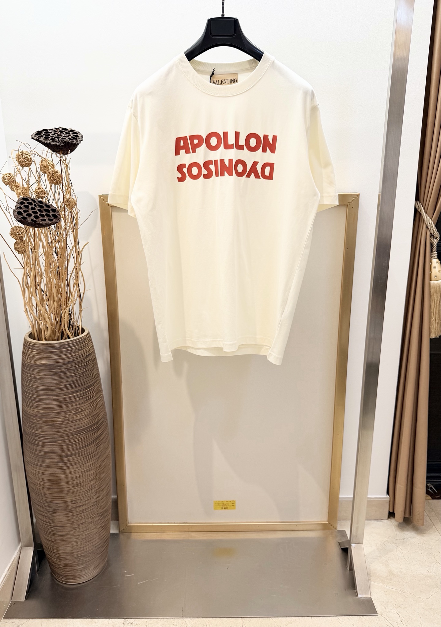 NO:777469,Sizes/m/l/xl, black and white, same style for men and women, VALEN*INO/Valen*slave, APOLLON/DYONISOS printed cotton T-shirt, APOLLON/DYONISOS printed on the chest, meaning the two ancient Greek gods Apollo and Dionysos. Regular fit, full of trend, really versatile. Washing method: Wrap in a laundry bag on the reverse side and machine wash in cold water quickly!  !  Do not soak/wash in warm water!  ,Valentino-clothing,valentino,valentino,19860909Sizes/m/l/xl黑白两色 男女同款 VALEN*INO/华伦*奴 APOLLON/DYONISOS 印花棉质 T 恤 胸前 APOLLON/DYONISOS 印花,意为古希腊阿波罗和狄俄尼索斯两个神祇 常规版型 尽显潮流 真真是百搭 洗涤方式反面包裹洗衣袋冷水快速机洗！！不得浸泡/温热水洗涤！,华伦天奴-服装,valentino,valentino,,Women's clothing