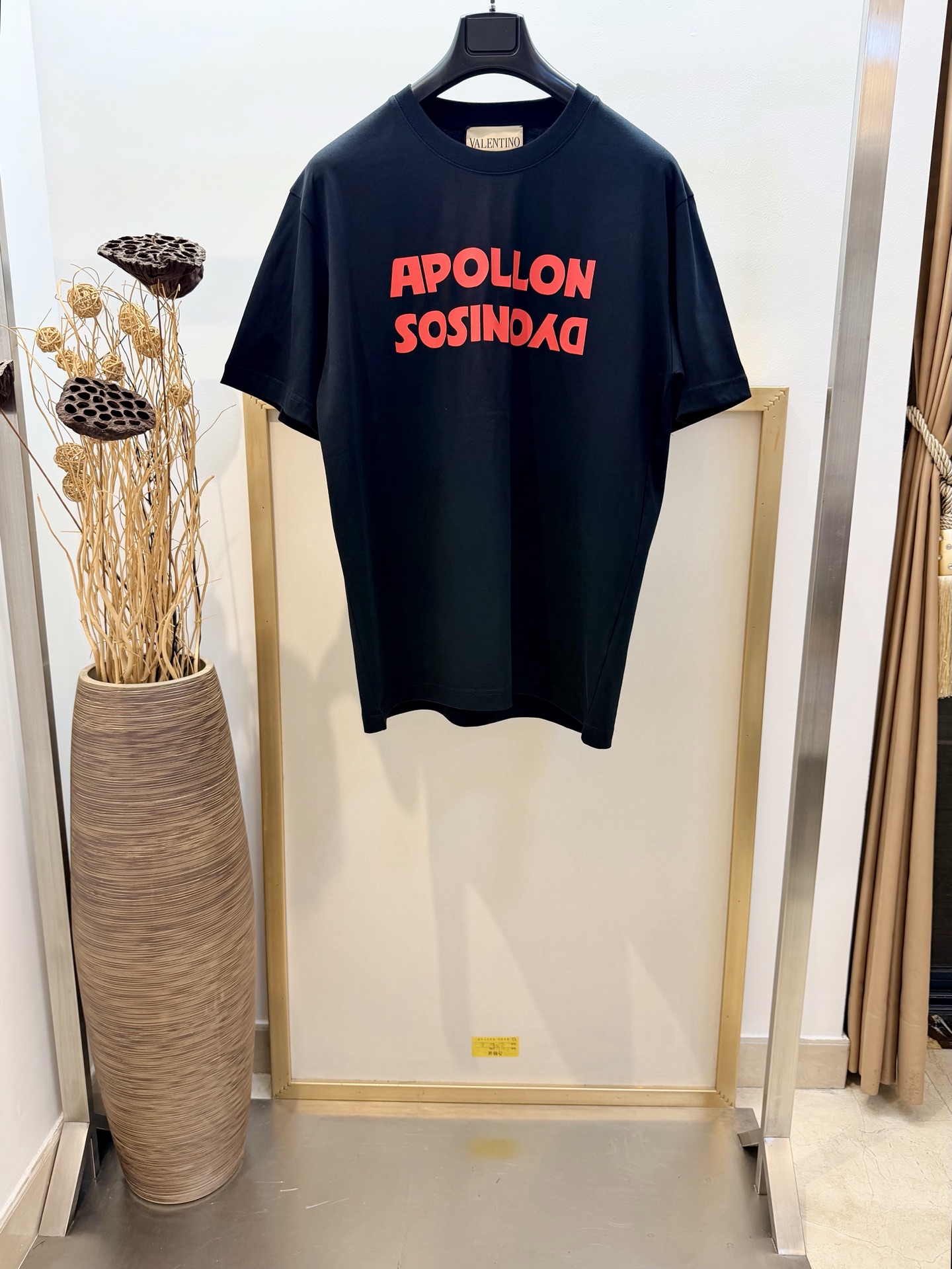 NO:777480,Sizes/m/l/xl, black and white, same style for men and women, VALEN*INO/Valen*slave, APOLLON/DYONISOS printed cotton T-shirt, APOLLON/DYONISOS printed on the chest, meaning the two ancient Greek gods Apollo and Dionysos. Regular fit, full of trend, really versatile. Washing method: Wrap in a laundry bag on the reverse side and machine wash in cold water quickly!  !  Do not soak/wash in warm water!  ,Valentino-clothing,valentino,valentino,19860909Sizes/m/l/xl黑白两色 男女同款 VALEN*INO/华伦*奴 APOLLON/DYONISOS 印花棉质 T 恤 胸前 APOLLON/DYONISOS 印花,意为古希腊阿波罗和狄俄尼索斯两个神祇 常规版型 尽显潮流 真真是百搭 洗涤方式反面包裹洗衣袋冷水快速机洗！！不得浸泡/温热水洗涤！,华伦天奴-服装,valentino,valentino,,Women's clothing