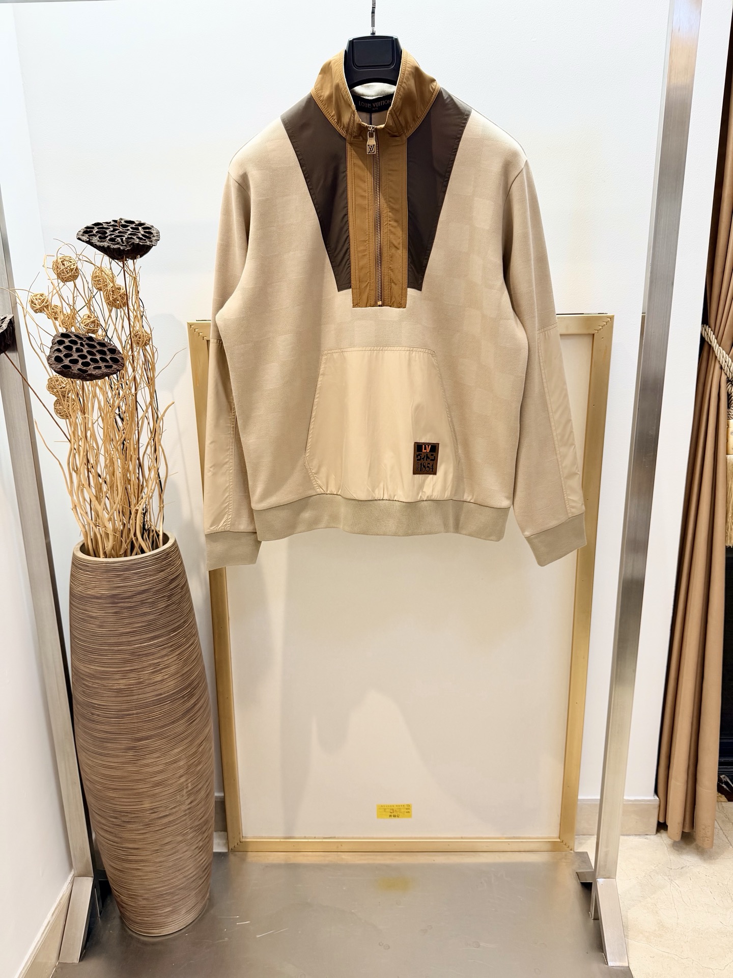 NO:720644,Size 46/48/50/52, same style for men and women. 1V Louis family's half-zip pullover with stand collar/lapel for two wear. The Damier pique sweatshirt cotton blend body is spliced with contrasting inlays, and the dynamic atmosphere is self-evident. The kangaroo pocket is embroidered with the classic 1V label, a tribute to this season and Nigo  Collaboration. Paired with matching trousers. Logo piqué knit collar, pockets and sleeves. Sporty contrasting turtleneck, interior ribbed cuffs and hem. Half-zip closure, kangaroo pocket with label. Recommend dry cleaning or wrap inside out in a laundry bag. Quick machine wash cold, Louis Vuitton - Clothing, louis vuitton, hoodie, sweatshirts,19860909Size46/48/50/52码 男女同款 1V 路易家本款半拉链套头衫立领/翻领两穿 为 Damier 珠地卫衣棉混纺衣身拼接撞色嵌饰,动感气息不言而喻.袋鼠口袋刺绣经典1V标签,致意本季与Nigo 的联袂合作.与同款长裤搭配.标识珠地针织衣领、口袋和衣袖配有运动风格撞色设计高领,内部饰有罗纹罗纹袖口和下摆半拉链开合袋鼠口袋口袋饰有标签 建议干洗或反面包裹洗衣袋冷水快速机洗,路易威登-服装,louis vuitton,hoodie,sweatshirts,,Women's clothing