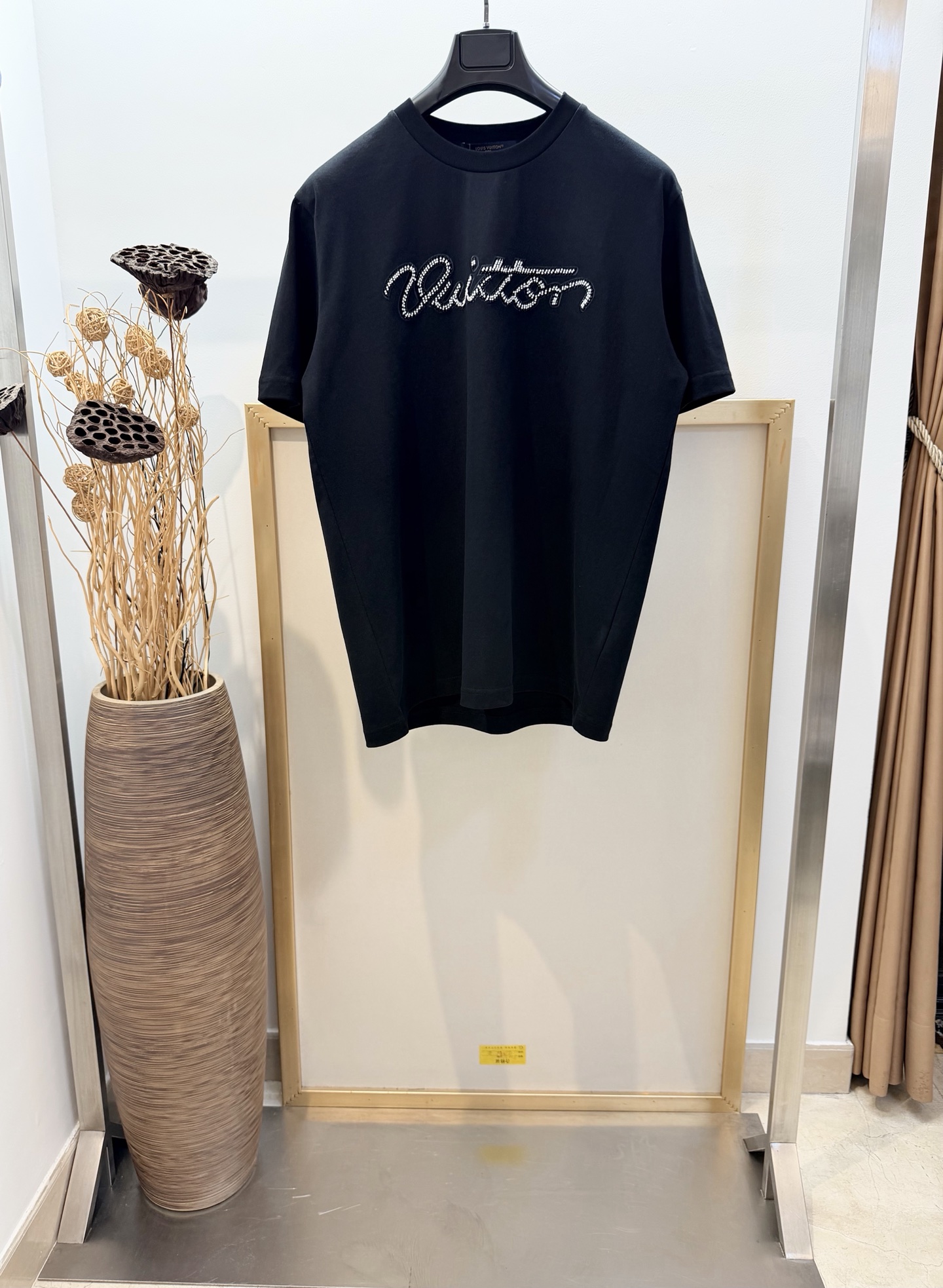NO:755631,Size 46/48/50/52, black and white, same style for men and women, 1V, Louis family's 2026 FW early spring new product, this cotton T-shirt features three-dimensional bright beads on the chest to outline the handwritten 1V pattern, 1. Vuitton Déposée mirror patch on the back. Standard fit. Cotton. Beaded embroidery logo on the chest. Ribbed collar. Logo patch on the back  It is recommended to dry clean or wrap it inside the laundry bag and machine wash it separately in cold water quickly, Louis Vuitton-clothing, louis vuitton,19860909Size46/48/50/52码 黑白两色 男女同款 1V 路易家2026FW早春新品本款棉质T 恤以立体莹亮串珠于胸前勾勒手写体1V图案,1.Vuitton Déposée 镜像贴饰栖身背后.标准版型. 棉.胸前珠饰刺绣标识.罗纹衣领.后部标识贴饰 建议干洗或反面包裹洗衣袋单独冷水快速机洗,路易威登-服装,louis vuitton,,Women's clothing