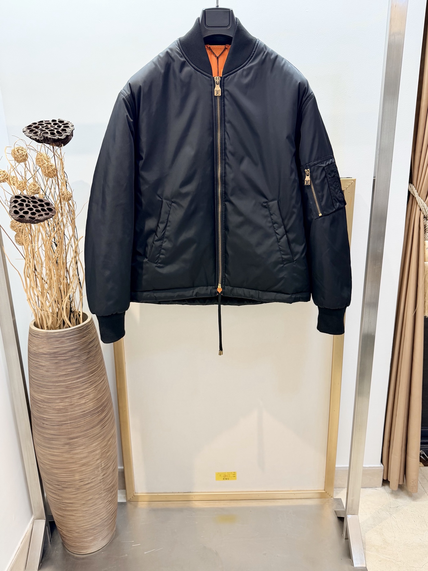 NO:637166,Size 46/48/50/52, same style for men and women, 1V Louis Vuitton silhouette short bomber jacket. This nylon bomber jacket is short-cut. Pharrell Williams and Nigo jointly created the 2025 autumn and winter series, showing the inspiration of country rock culture. The adjustable drawstring at the hem makes it easy to shape an A-line silhouette, and the left sleeve is equipped with a convenient zipper pocket, Marque 1.Vuitton Déposée  Textured leather patch highlights rear. Silhouette short fit Nylon; Lining: Lining 1: Nylon; Lining Cotton filling: Polyester. Ribbed collar and cuffs. Contrast lining. Zip closure. Adjustable drawstring hem. Zippered pockets on sleeves. Side pockets. 3D logo patch at rear. Dry clean only, Louis Vuitton - Clothing, louis vuitton, jackets & coats, jackets &  coats,alexander wang19860909Size46/48/50/52码 男女同款 1V 路易家廓形短款飞行员夹克外套 本款锦纶飞行员夹克以短款剪裁Pharrell Williams 和 Nigo 联袂打造的 2025 秋冬系列,展现乡村摇滚文化的灵感启发.下摆可调节抽绳便于塑造 A 字廓形,左袖配有便捷拉链口袋,Marque 1.Vuitton Déposée 立体字样皮革贴饰点亮后部.廓形短款版型 锦纶;内衬: 内衬1: 锦纶; 内衬 棉填充物: 聚酯纤维.罗纹衣领和袖口.撞色内衬.拉链开合.可调节抽绳下摆 .衣袖配有拉链口袋.侧袋.后部配有立体标识贴饰 仅限干洗,路易威登-服装,louis vuitton,jackets & coats,jackets & coats,alexander wang,Women's clothing