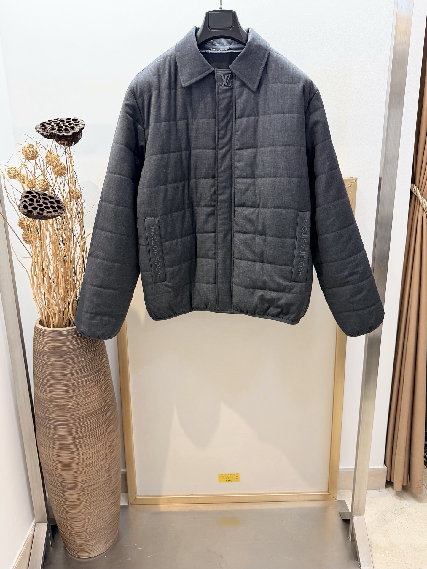 NO:637163,Size 46/48/50/52, same style for men and women 1V Louis Vuitton's wool-blend quilted quilted jacket. This jacket is made of wool-blend with a dark gray tone, and is infused with quilted padding to add warmth, making it a great choice for your autumn and winter wardrobe. 1V metal logo snap button at the top of the front, Louis Vuitton The embroidered pockets show exquisite details. Standard fit. Lightweight quilting. Bias-cut piping hem. The front is equipped with a hidden zipper. There are logo snap buttons under the collar. Snap button pockets. The pockets are decorated with logo embroidery. The interior is covered with classic jacquard logos to show your nobility! Dry cleaning only,Louis Vuitton-clothing,louis vuitton,jackets & coats,jackets & coats,alexander wang19860909Size46/48/50/52码 男女同款 1V 路易家羊毛混纺夹棉绗棉夹克外套.本款夹克外套为羊毛混纺渲染深灰色调,再以绗缝衬垫注入融融暖意,成就秋冬季衣橱的外搭佳选.1V金属logo按扣栖身前襟顶部,路易威登刺绣口袋彰显考究细节.标准版型.轻质绗缝.斜裁滚边下摆.前襟配有隐藏式拉链.领口下配有标识按扣.按扣插袋.口袋饰有标识刺绣.内裡布满经典提花logo彰显尊贵！ 仅限干洗,路易威登-服装,louis vuitton,jackets & coats,jackets & coats,alexander wang,Women's clothing