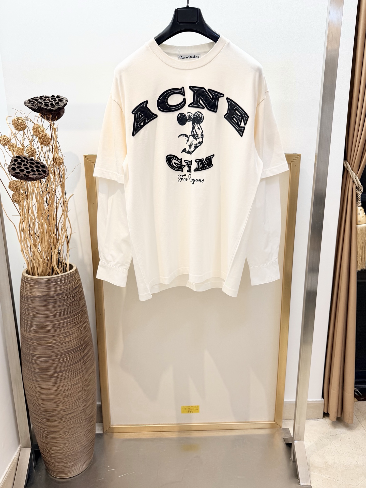 NO:722491,Sizes/m/l/xl Unisex ACNE fake two-piece ready-to-wear vulcanized distressed long-sleeved T-shirt. This round-neck T-shirt is equipped with a shirt inner layer. It is made of heavy cotton knitted fabric with a subtle irregular texture. The front is embroidered with seasonal leather logo + printing. Neutral style, wide version. Round-neck T-shirt. Shirt inner layer. Seasonal logo printed ready-to-wear washed and distressed design. Casual and versatile, the upper body is very comfortable, especially suitable for people like me who like to wear comfortable clothes.  In terms of art, we are absolutely at the top. Simple art has always been at the top of European trends. Washing method: Dry clean or machine wash on reverse side in cold water and dry naturally!  Avoid soaking in warm water, men's clothing, Acne studios, shirts, tees, t-shirt,19860909Sizes/m/l/xl 男女同款 ACNE 假两件成衣硫化做旧长袖T恤 此款圆领T恤配有衬衫内层.选用重磅棉质针织面料,带有微妙的不规则纹理,正面刺饰有当季皮质徽标+印花.中性风格,阔形版型.圆领T恤.衬衫内层.季节性徽标印花成衣洗水做旧设计.休闲百搭的一款 上身很舒适 特别适合我这种喜欢舒适穿着 论艺术绝对玩到顶尖 简约艺术始终走在欧洲潮流顶端 洗涤方式干洗或反面冷水快速机洗自然晾干！忌温热水浸泡,男装,acne studios,shirts,tees，t-shirt,,Women's clothing