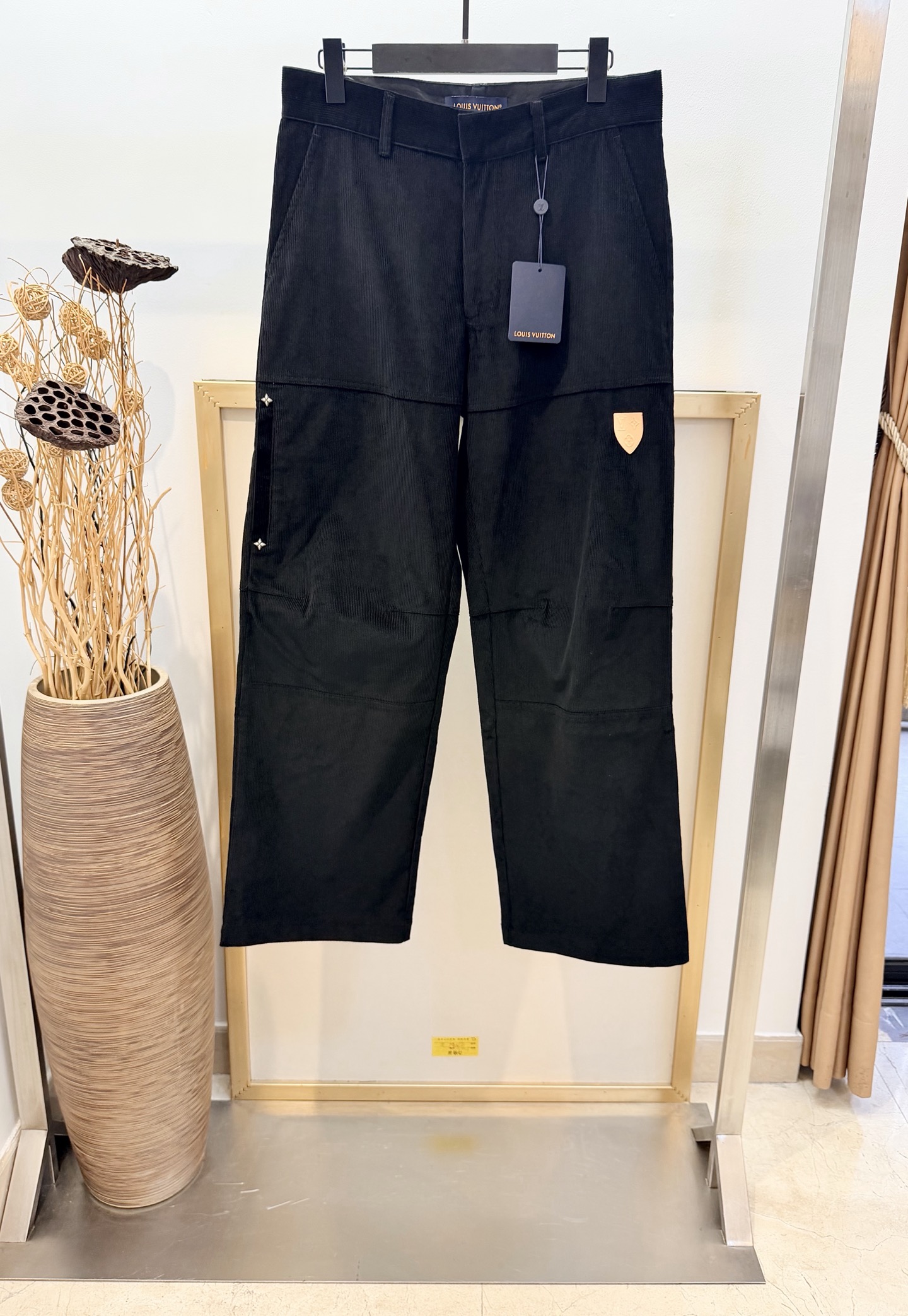 NO:777433,Size 30/32/34/36 size caramel/classic black, same style for men and women 1V Louis family  These comfortable trousers combine warm ribbed corduroy and classic tones with a relaxed workwear fit. A logo patch, reminiscent of the brand's leather goods making heritage, adds a refined touch to the left leg. An easy-to-wear piece, it brings a relaxed feel to your winter look. Knee shirring for ease of movement. Right pocket with logo metal rivets. Italian pockets. Trimmed back pocket. Zippered pocket on right leg. VVN on left leg  Cow leather logo patch. It is recommended to dry clean. Or wrap it inside a laundry bag. Quick machine wash in cold water and iron at medium temperature. Louis Vuitton-clothing, louis vuitton, cowhide,19860909Size 30/32/34/36码焦糖/经典黑两色 男女同款  1V路易家 本款舒适的长裤,将温暖的粗罗纹灯芯绒、经典色调与宽松的工装剪裁融为一体.标识贴饰令人联想起品牌的皮具制作传统,为左腿增添了精致的点缀.作为一款易搭单品,它能为您的冬日造型注入轻松惬意风情.膝部缝褶设计,便于活动.右侧口袋饰有标识金属铆钉.意式口袋.镶边后袋.右腿饰有拉链袋.左腿饰有 VVN 牛皮革标识贴饰 建议干洗.或反面包裹洗衣袋冷水快速机洗中温熨烫,路易威登-服装,louis vuitton,cowhide,,Women's clothing