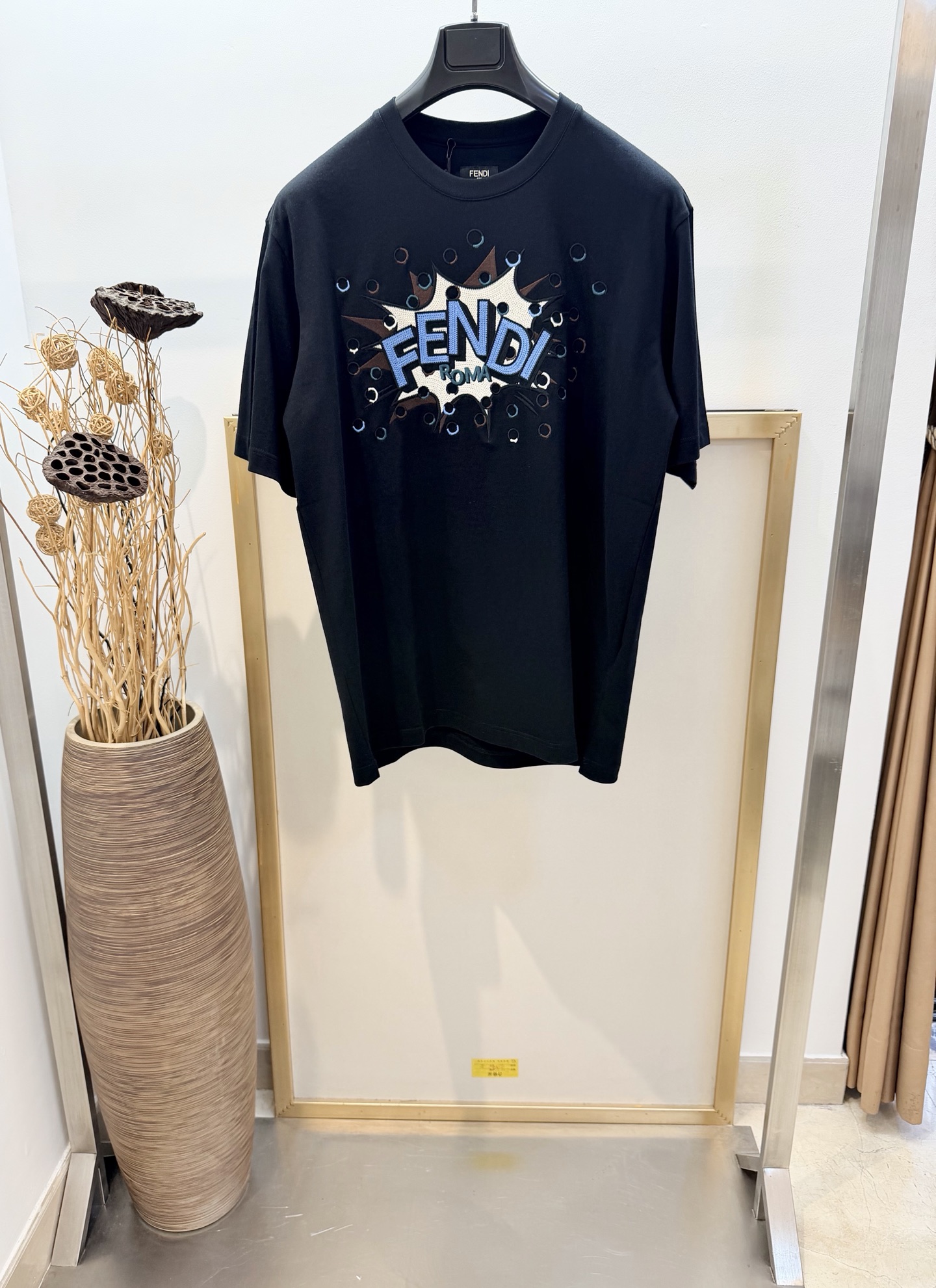 NO:777414,Sizes/m/l/xl Unisex Fe*di / Fen* 2026FW early spring standard short-sleeved round neck T-shirt. Made of pure cotton. The front is embroidered with a custom contrasting FE*DI Boompop pattern, and the detailed design is inspired by the Falena Dots pattern of the series. The back is decorated with the brand's exclusive turtle back design. Washing method is only dry cleaning or wrapped in a laundry bag. Quick machine wash in cold water on the reverse side, dry before ironing at medium temperature!  Avoid vigorously wringing and washing in a heated machine!  ,Fendi-clothing,fendi,T-shirt,tees,t-shirt,19860909Sizes/m/l/xl 男女同款 Fe*di /芬* 2026FW早春标准版型短袖圆领T恤.纯棉材质.正面绣有定制的撞色FE*DI Boompop图案,细节设计灵感源自该系列的Falena Dots图案.后背饰有品牌专属龟背设计 洗涤方式仅限干洗或洗衣袋包裹反面冷水快速机洗晾干后中温熨烫！忌大力拧干及加热机洗！,芬迪-服装,fendi,T-shirt,tees，t-shirt,,Women's clothing