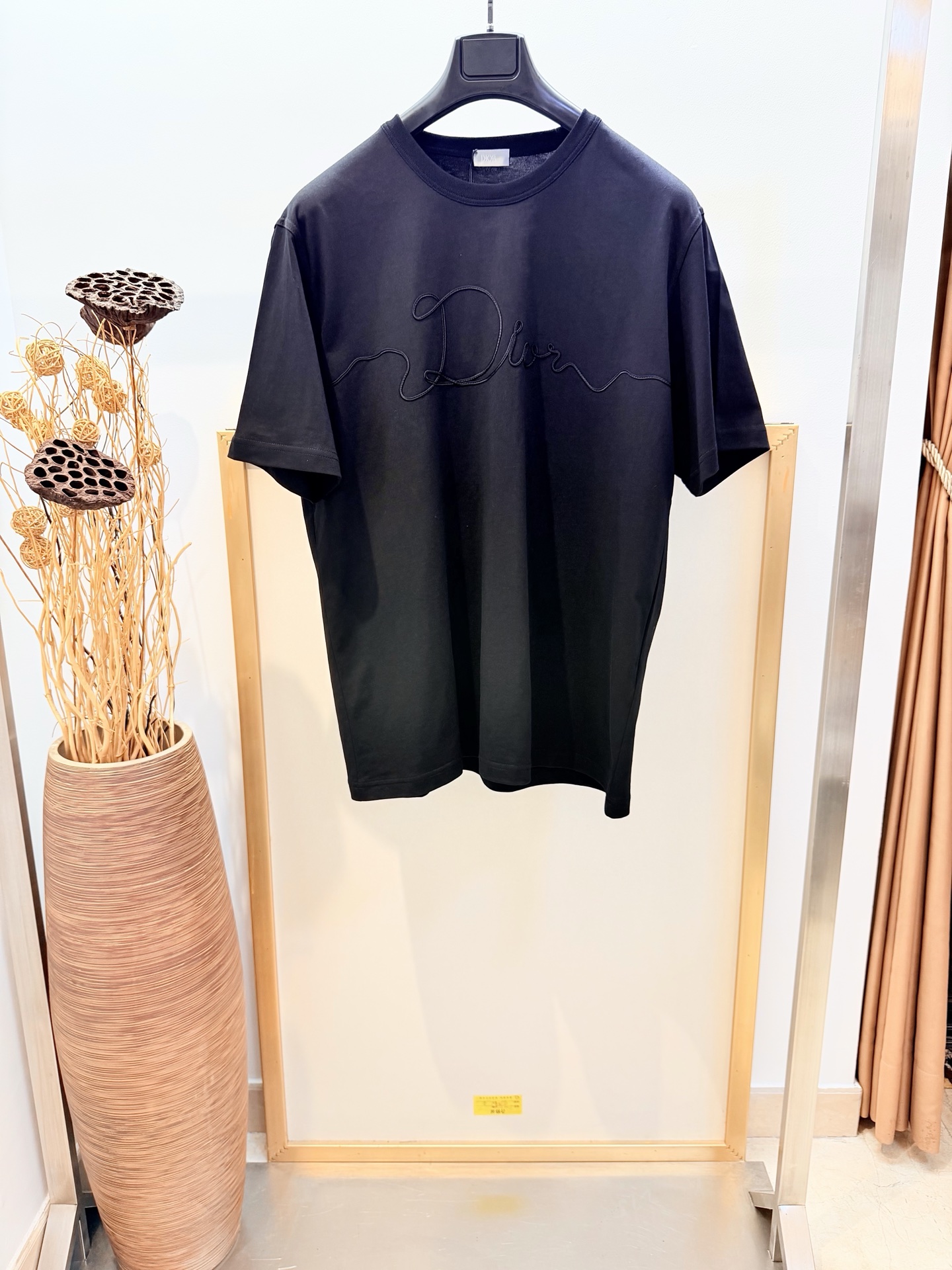 NO:744066,Sizes/m/l/xl Classic black/burgundy 2 colors Unisex Dio*/Di* 2026 FW Early Spring Series This T-shirt is a new product of the 2026 spring men's wear series. It is decorated with the Dio* Ribbon logo and pays homage to the exquisite craftsmanship of the Dio* workshop. It is carefully made of cotton jersey fabric and has a round neck design. The classic silhouette can be paired with jeans to create a casual look.  Washing method Dry clean or wrap inside laundry bag for quick machine wash in cold water!  ,Dior-clothing,dior,dior,jeans,19860909Sizes/m/l/xl 经典黑/酒红2色 男女同款 Dio*/迪*2026FW早春系列这款 T 恤是二零二六春季男装系列新品,饰以 Dio* Ribbon 标志,向 Dio* 工坊的精湛工艺致敬.采用棉质平纹针织面料精心制作,圆领设计.经典廓形,可与牛仔裤搭配,打造休闲的造型. 洗涤方式干洗或反面包裹洗衣袋冷水快速机洗！,迪奥-服装,dior,dior,jeans,,Women's clothing