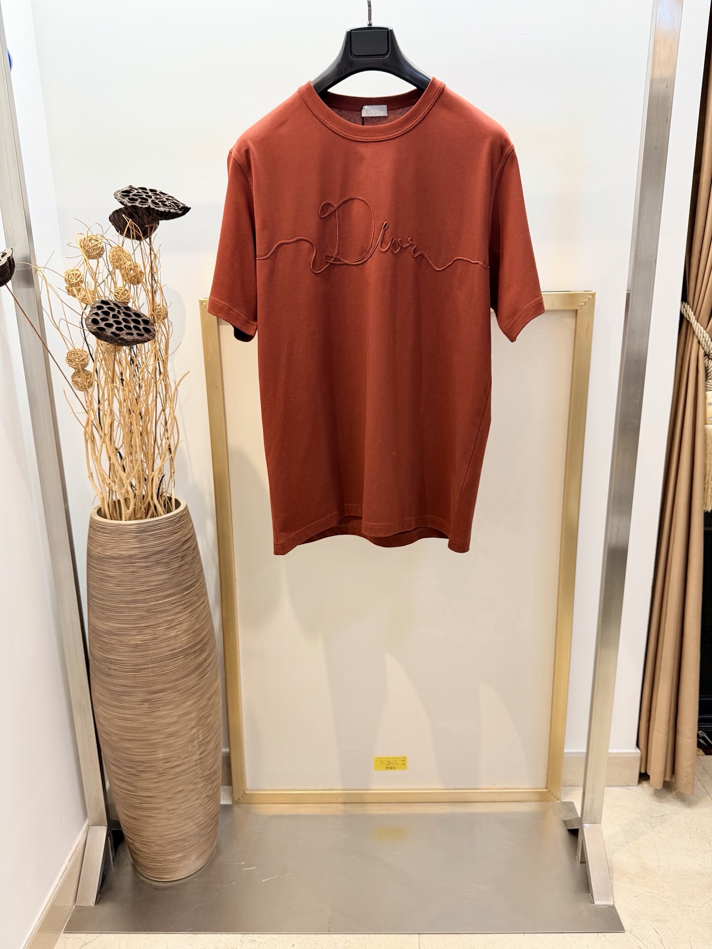 NO:744057,Sizes/m/l/xl Classic black/burgundy 2 colors Unisex Dio*/Di* 2026 FW Early Spring Series This T-shirt is a new product of the 2026 spring men's wear series. It is decorated with the Dio* Ribbon logo and pays homage to the exquisite craftsmanship of the Dio* workshop. It is carefully made of cotton jersey fabric and has a round neck design. The classic silhouette can be paired with jeans to create a casual look.  Washing method Dry clean or wrap inside laundry bag for quick machine wash in cold water!  ,Dior-clothing,dior,dior,jeans,19860909Sizes/m/l/xl 经典黑/酒红2色 男女同款 Dio*/迪*2026FW早春系列这款 T 恤是二零二六春季男装系列新品,饰以 Dio* Ribbon 标志,向 Dio* 工坊的精湛工艺致敬.采用棉质平纹针织面料精心制作,圆领设计.经典廓形,可与牛仔裤搭配,打造休闲的造型. 洗涤方式干洗或反面包裹洗衣袋冷水快速机洗！,迪奥-服装,dior,dior,jeans,,Women's clothing